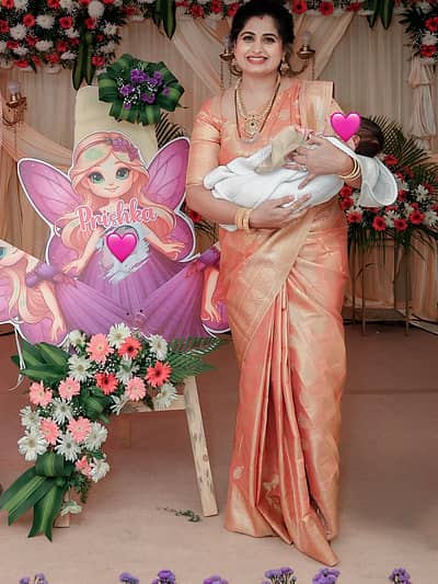 ಇತ್ತೀಚೆಗೆ ನಟಿ ಚೈತ್ರಾ ರೈ ಅವರು ಎರಡನೇ ಮಗುವಿಗೆ ಜನ್ಮ ನೀಡಿದ್ದರು. ಇದೀಗ ನಟಿ ಚೈತ್ರಾ ರೈ ದಂಪತಿ ತಮ್ಮ ಮಗಳ ತೊಟ್ಟಿಲು ಶಾಸ್ತ್ರ ಹಾಗೂ ನಾಮಕರಣ ಸಮಾರಂಭವನ್ನು ಅದ್ಧೂರಿಯಾಗಿ ನೆರವೇರಿಸಿದ್ದಾರೆ. ಜೊತೆಗೆ ಮಗಳ ಹೆಸರನ್ನು ಕಿವಿಯಲ್ಲಿ ಕೂಗಿದ್ದಾರೆ.