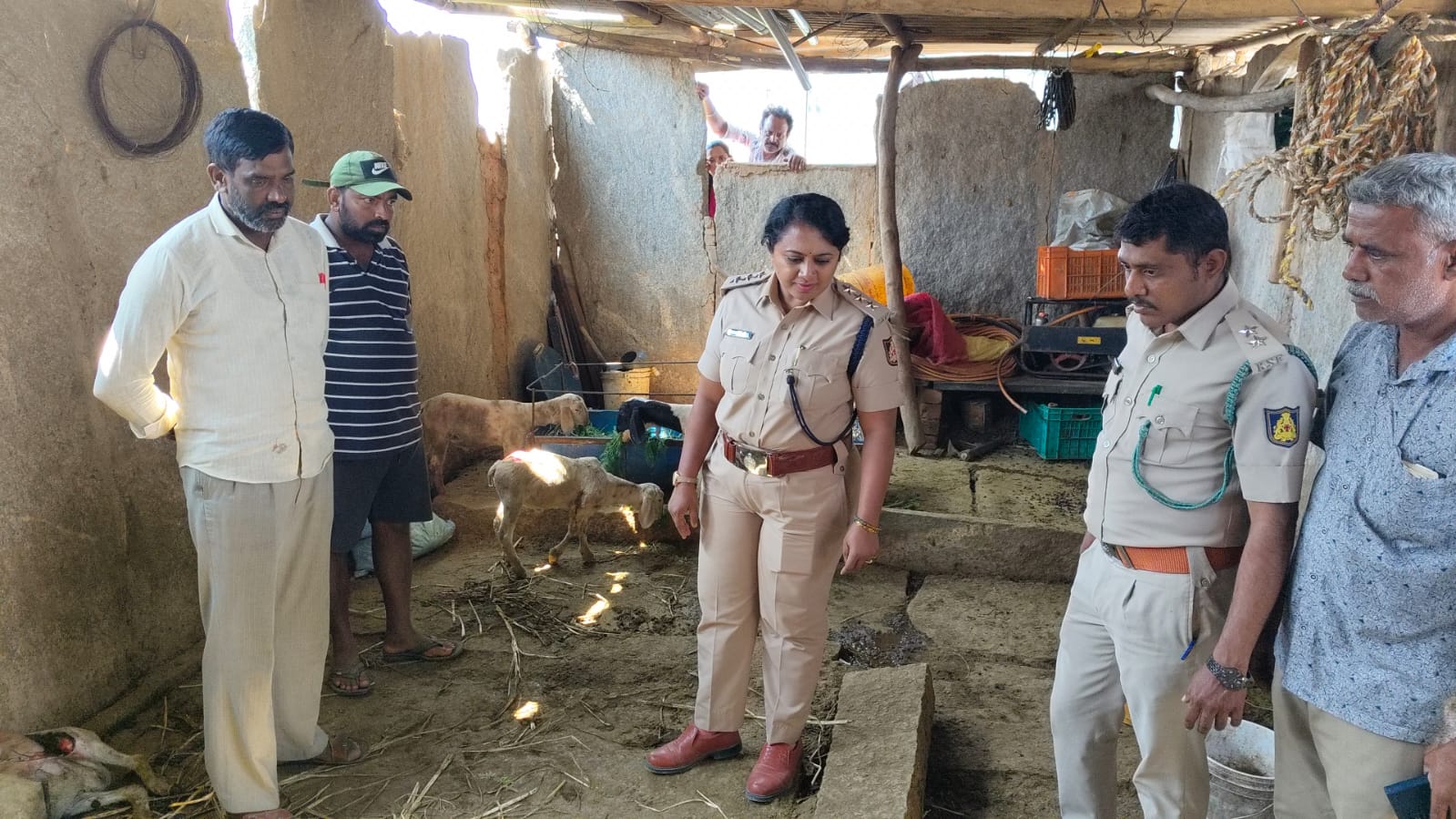 ಅತ್ತಿಬೆಲೆ ಗ್ರಾಮದಲ್ಲಿ ಕುರಿಗಳ ಸಾವಿಗೆ ಕಾರಣ ಏನು ಎಂಬುದನ್ನು ಅರಣ್ಯ ಅಧಿಕಾರಿಗಳು ಸ್ಥಳ ಮಹಜರು ಮಾಡುತ್ತಿರುವ ಸಂದರ್ಭ