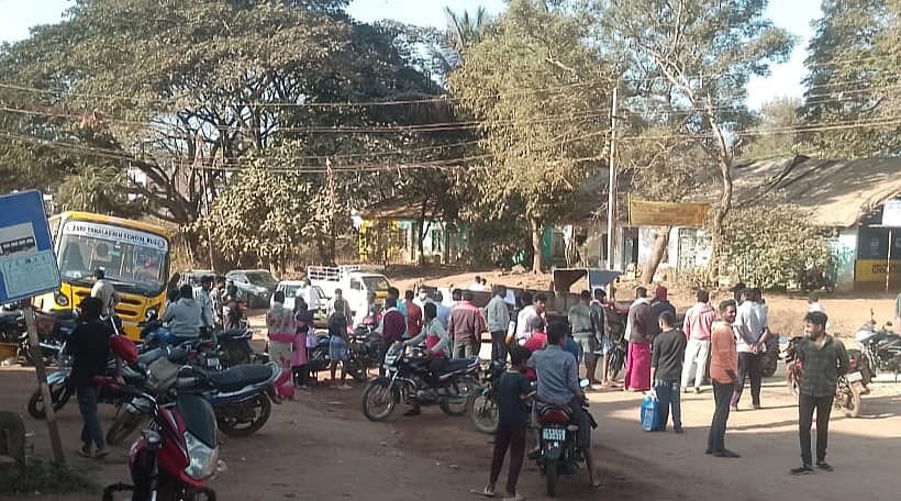 ಸಾಸಲುಹಳ್ಳ: ಆರಂಭವಾಗದ ರಸ್ತೆ ಕಾಮಗಾರಿ: ವಾಹನ ತಡೆದು ಪ್ರತಿಭಟನೆ