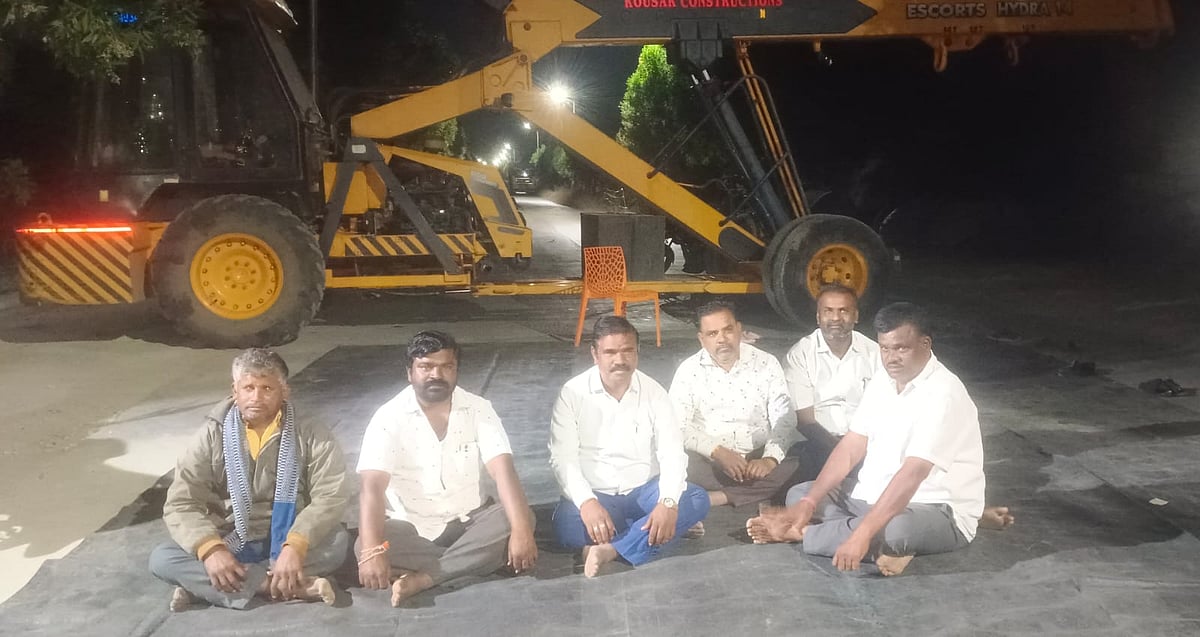 ಚಿತ್ತಾಪುರ | ಬೆಳೆ ನಾಶ: ಪರಿಹಾರಕ್ಕಾಗಿ ಅಹೋರಾತ್ರಿ ಧರಣಿ ಆರಂಭಿಸಿದ ರೈತರು