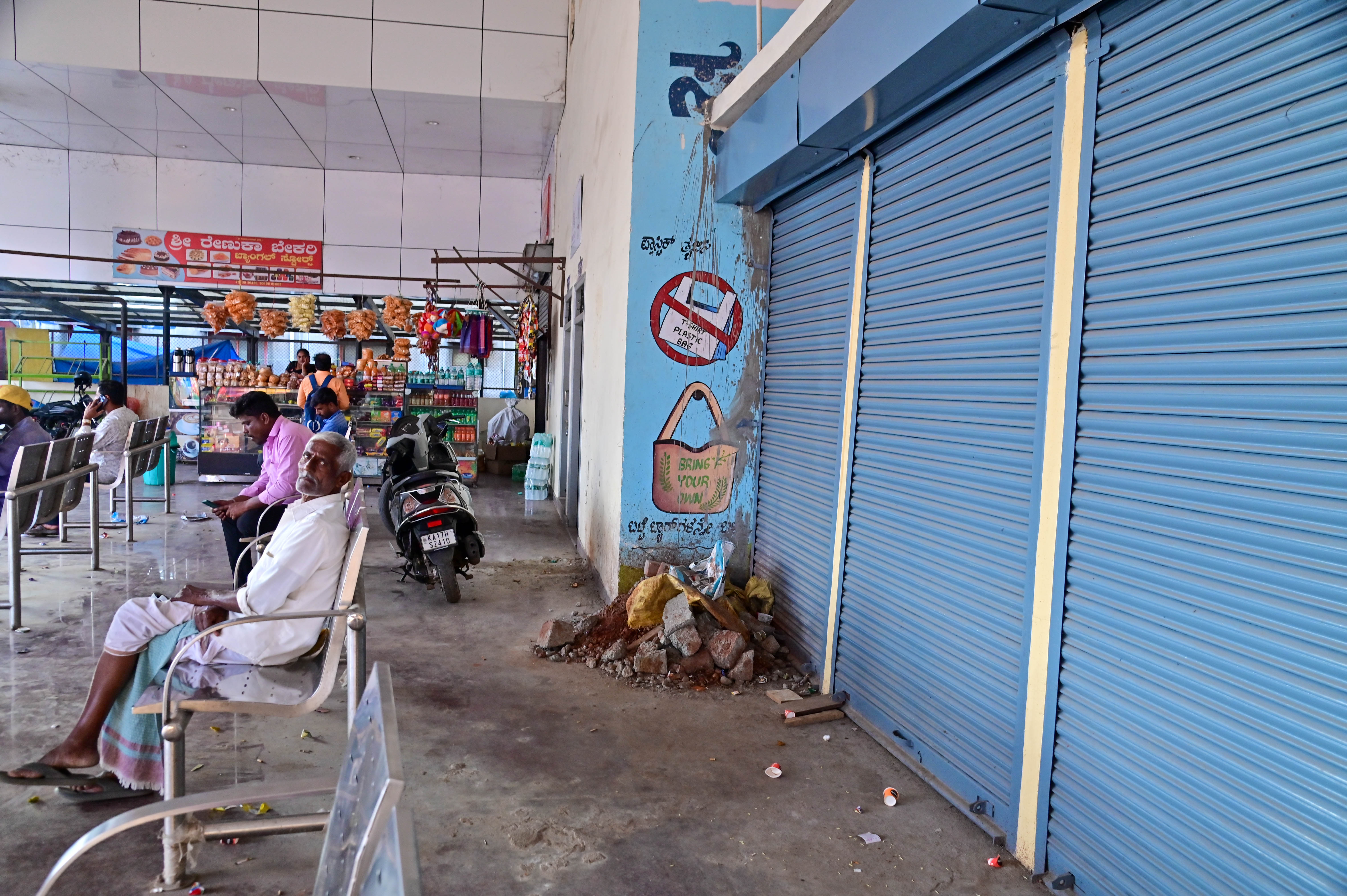 ಮೂಲೆಯೊಂದರಲ್ಲಿ ಕಂಡು ಬಂದ ಕಟ್ಟಡದ ತ್ಯಾಜ್ಯ