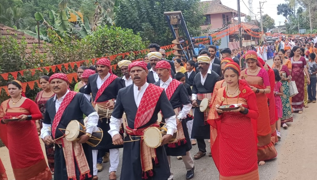  ಹಿಂದೂ ಸಂಗಮ ಕಾರ್ಯಕ್ರಮದ ಅಂಗವಾಗಿ ಅಮ್ಮತ್ತಿಯಲ್ಲಿ ವೈಭವದ ಮೆರವಣಿಗೆ ನಡೆಯಿತು.