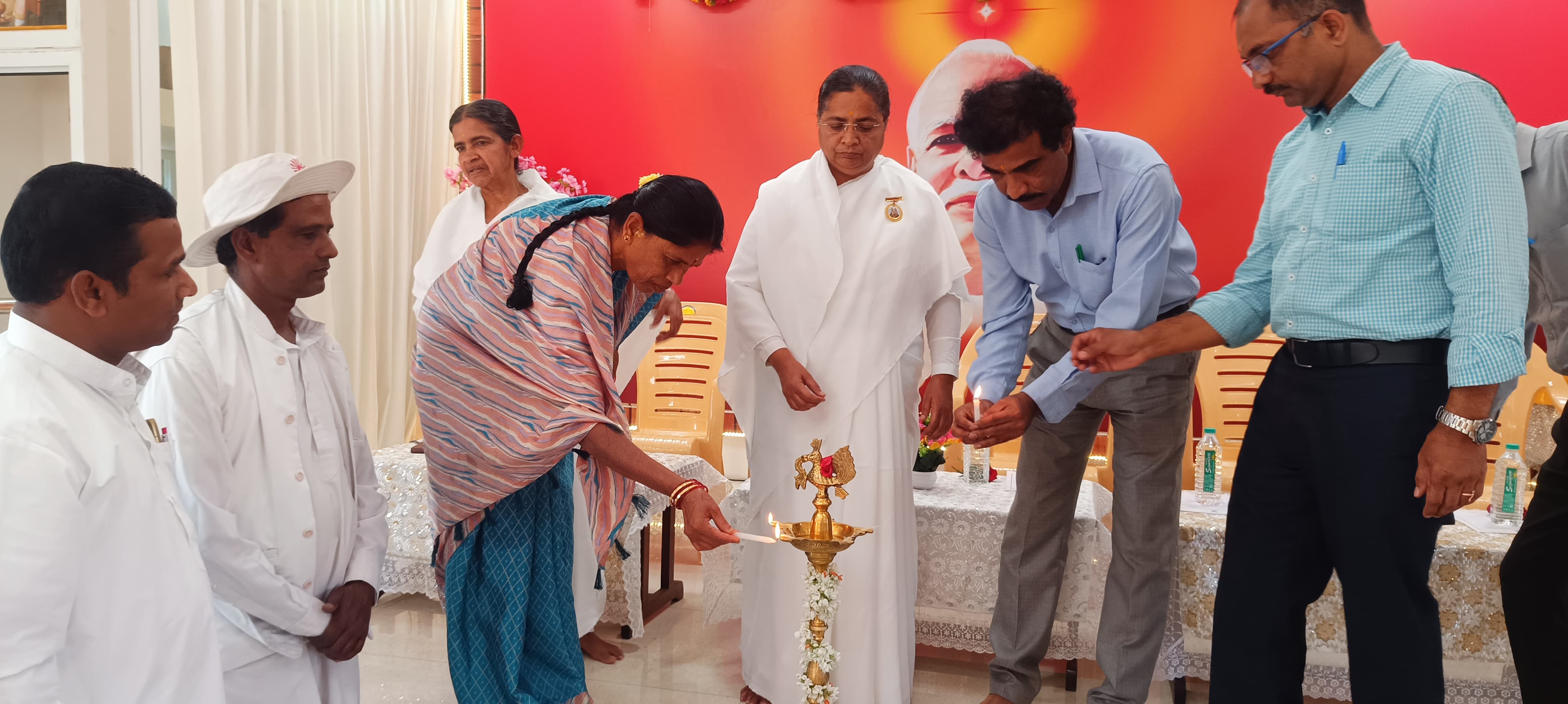 ತಿ.ನರಸೀಪುರ ಪಟ್ಟಣದ ಪ್ರಜಾಪಿತ ಬ್ರಹ್ನಕುಮಾರಿ ಈಶ್ವರೀಯ ವಿದ್ಯಾನಿಲಯದ ಶಿವ ದರ್ಶನ ಭವನದಲ್ಲಿ ನಡೆದ ವ್ಯಸನ ಮುಕ್ತ ಸಮಾಜ ನಿರ್ಮಾಣ ಕಾರ್ಯಕ್ರಮ ವನ್ನು ವೈದ್ಯಾಧಿಕಾರಿ ಡಾ. ದಯಾನಂದ ಬಾಬು ಉದ್ಘಾಟಿಸಿದರು.