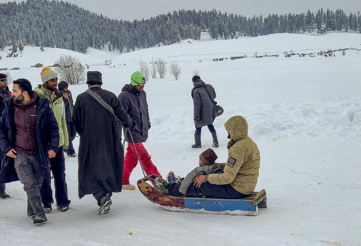 ಕಾಶ್ಮೀರದಲ್ಲಿ ಹಿಮಪಾತ: ಶ್ರೀನಗರದ 50 ವಿಮಾನಗಳ ಹಾರಾಟ ರದ್ದು