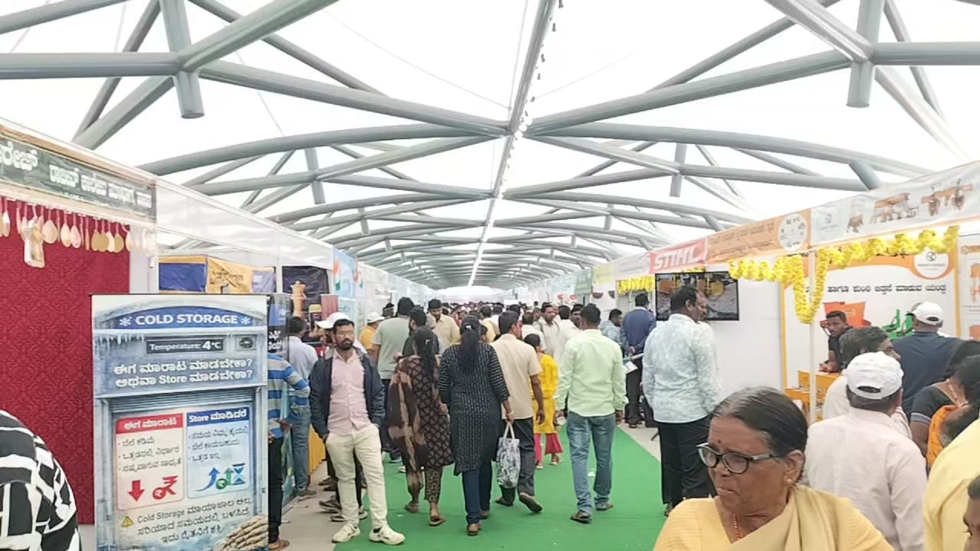 ಮೇಳದಲ್ಲಿದ್ದ ಜನರು.