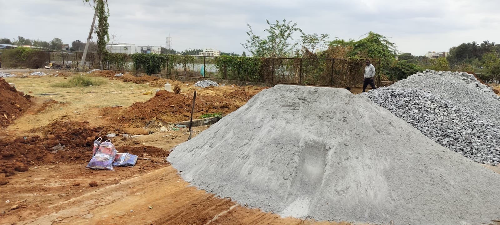 ತುಮಕೂರಿನ ಸಪ್ತಗಿರಿ ಬಡಾವಣೆಯ ಗಾರೆನರಸಯ್ಯನಕಟ್ಟೆ ಬಳಿ ಕಟ್ಟಡ ನಿರ್ಮಾಣ