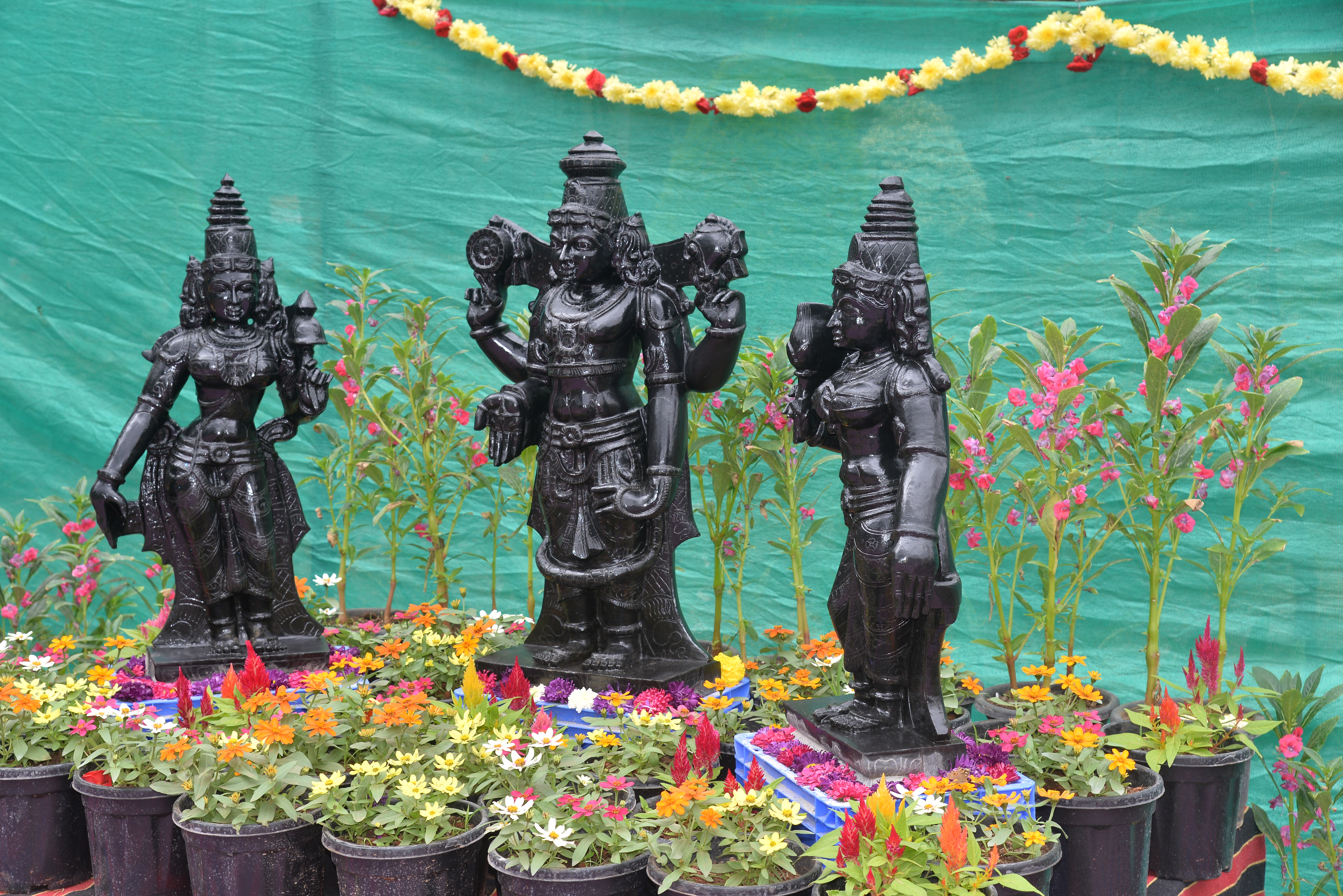 ಹೂವಿನ ಸೌಂದರ್ಯದ ಜೊತೆಗೆ ವಿಗ್ರಹಗಳು 