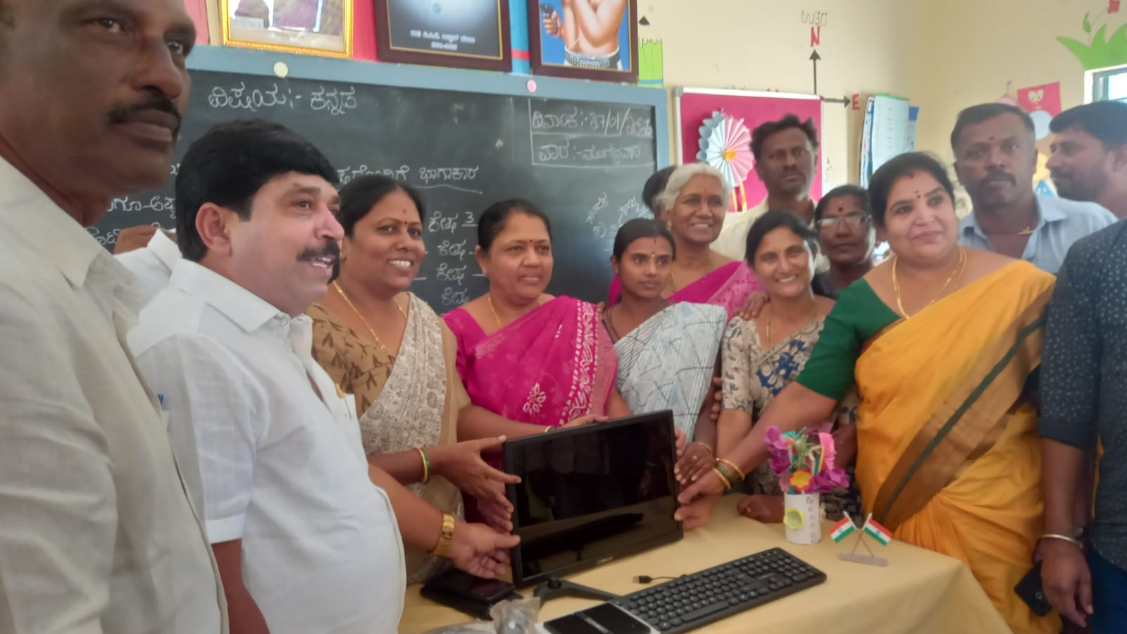 ಕನಕಪುರ ಗಾಣಾಳು ಸರ್ಕಾರಿ ಶಾಲೆಯಲ್ಲಿ ಡಾ.ಸಿ.ಎನ್. ಮಂಜುನಾಥ್ ಅವರು ಕೊಟ್ಟಿರುವಂತಹ ಕಂಪ್ಯೂಟರ್ ಗಳನ್ನು ಶಾಲೆಗೆ ನೀಡುತ್ತಿರುವುದು ಅನುಸೂಯ ಹಾಗೂ ಬಿಜೆಪಿ ಜೆಡಿಎಸ್ ಮುಖಂಡರು ಉಪಸ್ಥಿತರಿದ್ದಾರೆ