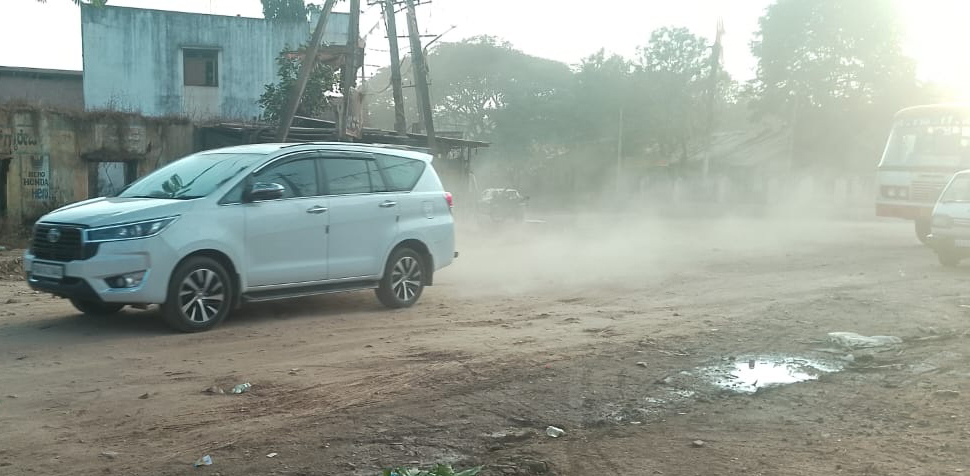 ಚಿಕ್ಕಜಾಜೂರು ಸಮೀಪದ ಸಾಸಲುಹಳ್ಳದಲ್ಲಿನ ರಸ್ತೆಯಲ್ಲಿ ವಾಹನಗಳ ಸಂಚಾರದಿಂದ ದೂಳು ಎದ್ದಿರುವುದು 