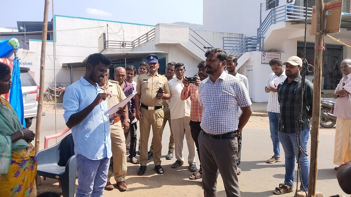 ಹನೂರು | ಮದ್ಯದಂಗಡಿ ಸ್ಥಳಾಂತರಕ್ಕೆ ಒತ್ತಾಯಿಸಿ ಪ್ರತಿಭಟನೆ