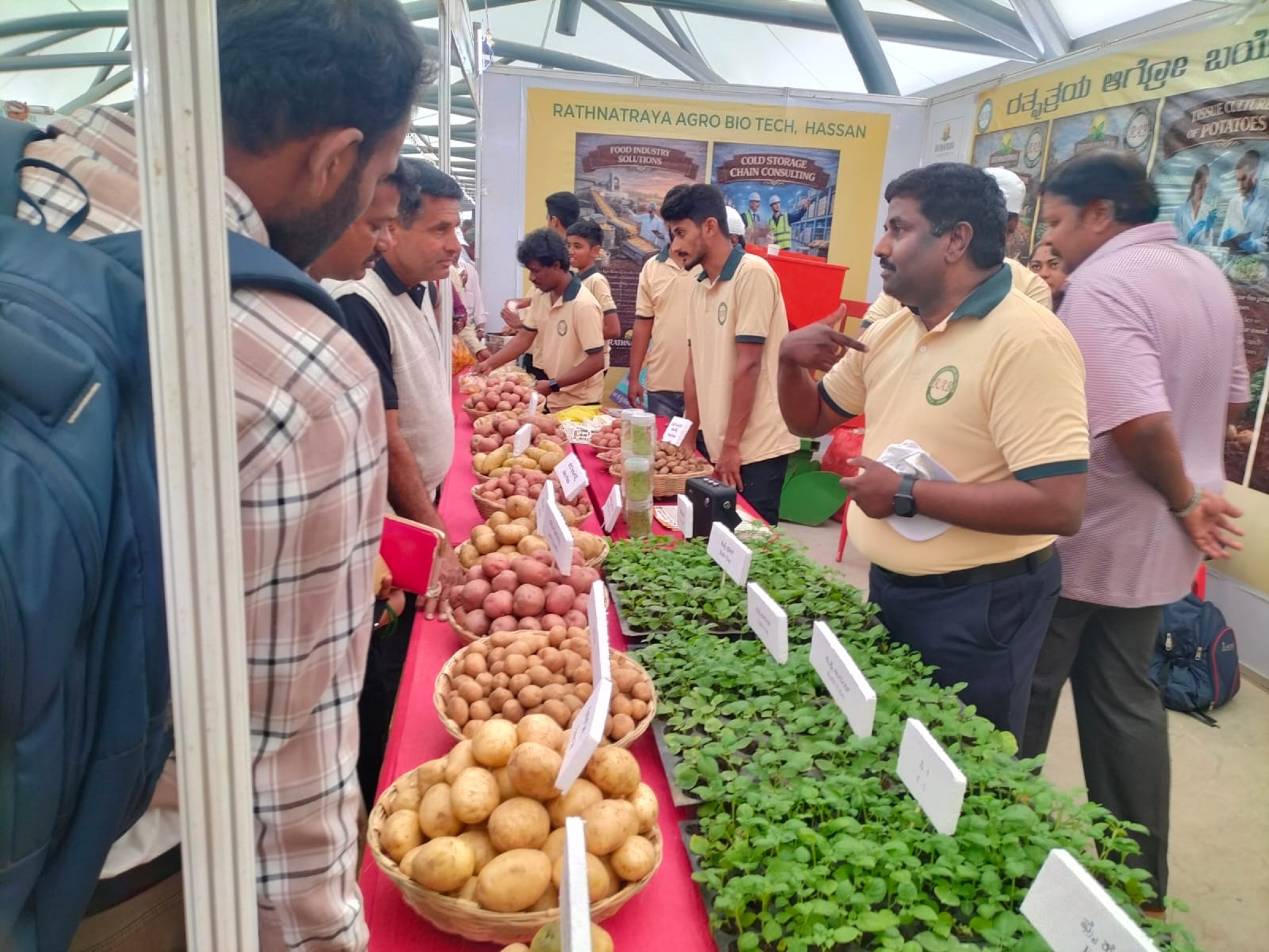 ವಿವಿಧ ತಳಿಯ ಆಲೂಗಡ್ಡೆ ಅಂಗಾಂಶ ಕೃಷಿಯ ಸಸಿಗಳ ಬಗ್ಗೆ ರೈತರಿಗೆ ಮಾಹಿತಿ ನೀಡಲಾಯಿತು. 