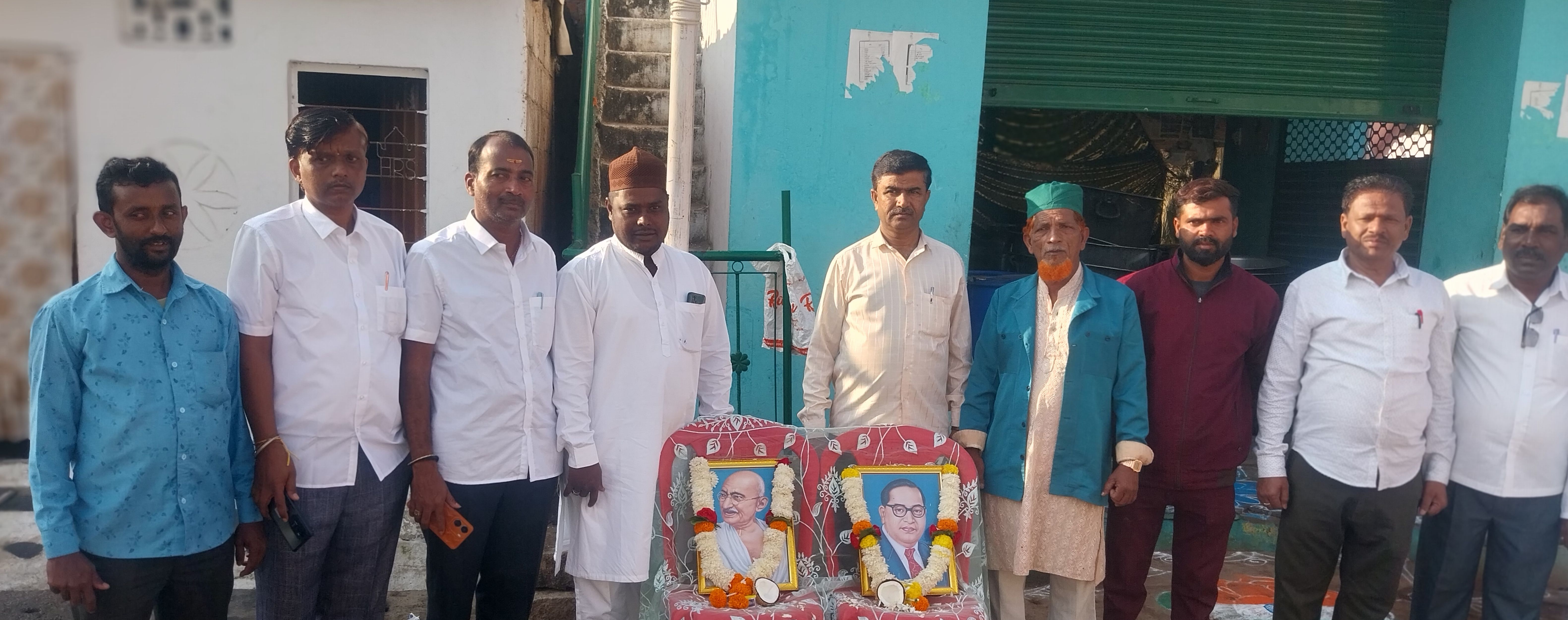 ಕೊಪ್ಪಳದ ದೇವರಾಜು ಅರಸ್ ಕಾಲೊನಿಯಲ್ಲಿ ಇಲಾಹಿ ಪಂಚ ಕಮಿಟಿ ಹಾಗೂ ನವಜವಾನ್‌ ಕಮಿಟಿ ವತಿಯಿಂದ ಗಣರಾಜ್ಯೋತ್ಸವ ಆಚರಿಸಲಾಯಿತು. ಸಮಿತಿ ಪದಾಧಿಕಾರಿಗಳಾದ ಯಮನೂರಸಾಬ್ ಜಿಲಾನಿ ರಾಜಾಹುಲಿ ಸೇರಿದಂತೆ ಅನೇಕರು ಪಾಲ್ಗೊಂಡಿದ್ದರು 