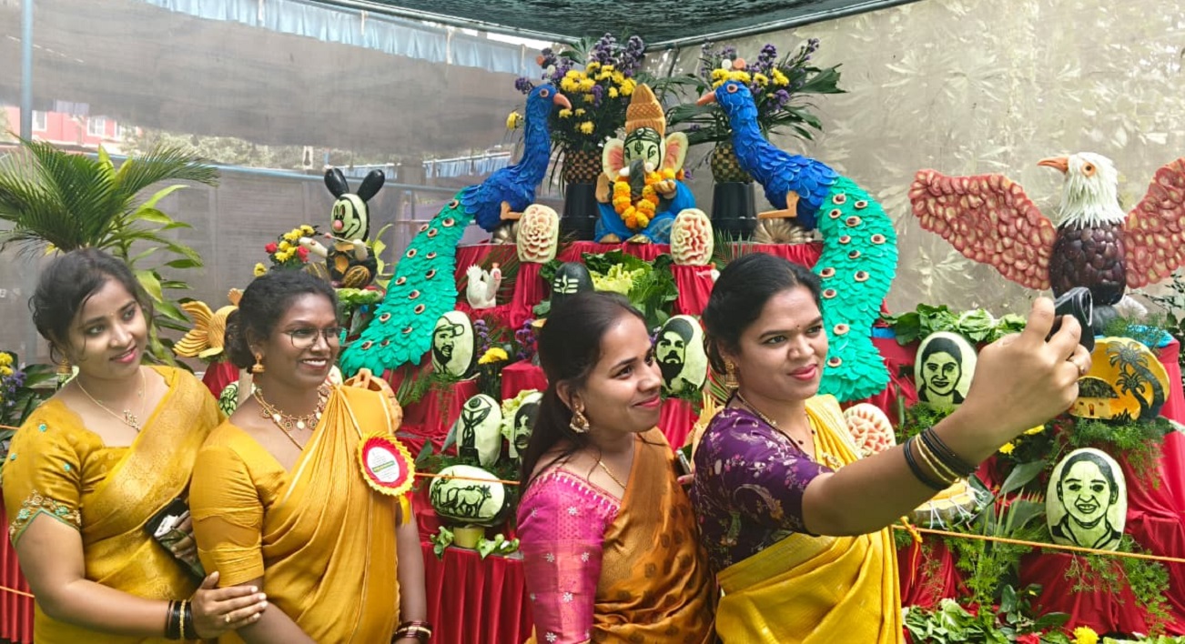 ಕೋಲಾರದ ತೋಟಗಾರಿಕೆ ಇಲಾಖೆ ನರ್ಸರಿಯಲ್ಲಿ ಆಯೋಜಿಸಿರುವ ಫಲಪುಷ್ಪ ಪ್ರದರ್ಶನದಲ್ಲಿ ಮಂಗಳವಾರ ಯುವತಿಯರು ಸೆಲ್ಫಿ ತೆಗೆದುಕೊಂಡು ಸಂಭ್ರಮಿಸಿದರು