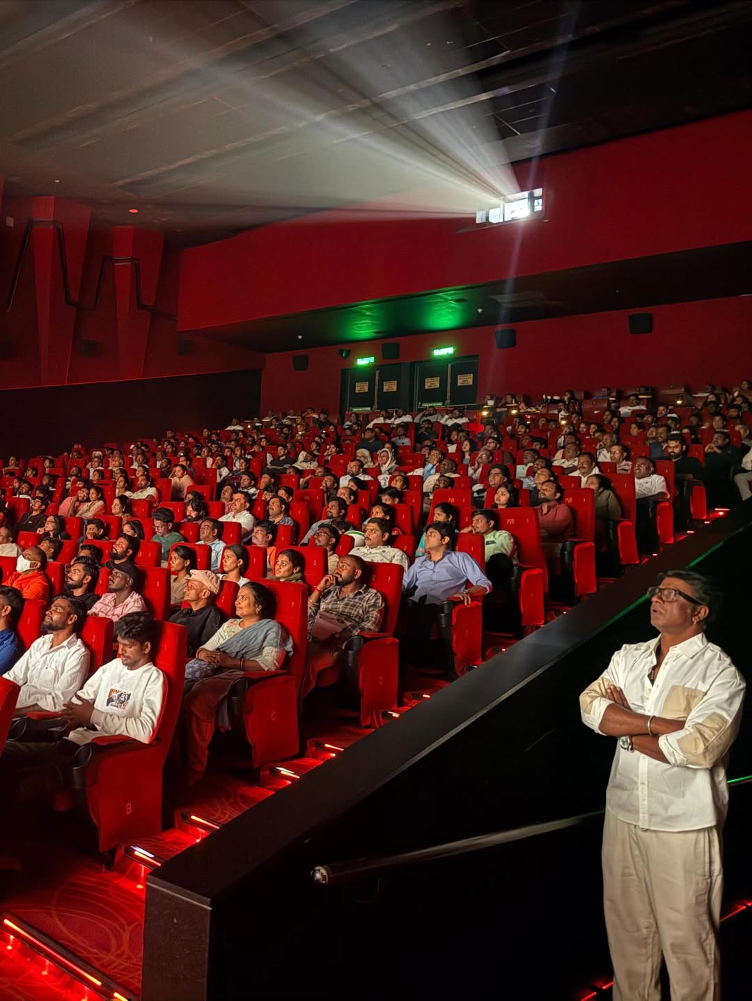 ಚಿತ್ರಮಂದಿರಗಳಲ್ಲಿ ಸಿನಿಮಾ ವೀಕ್ಷಿಸುತ್ತಿರುವ ಪ್ರೇಕ್ಷಕರು