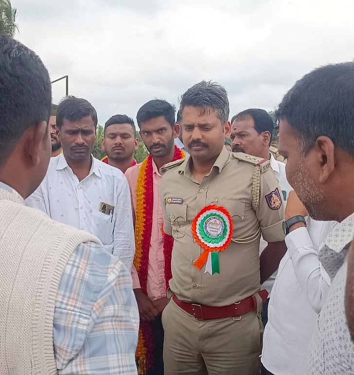 ಮುಳಬಾಗಿಲು | ಕಿಡಿಗೇಡಿಗಳಿಂದ ಧ್ವಜದ ದಿಂಡು ಧ್ವಂಸ: ನೆಲಕ್ಕುರುಳಿದ ಧ್ವಜಸ್ತಂಭ 