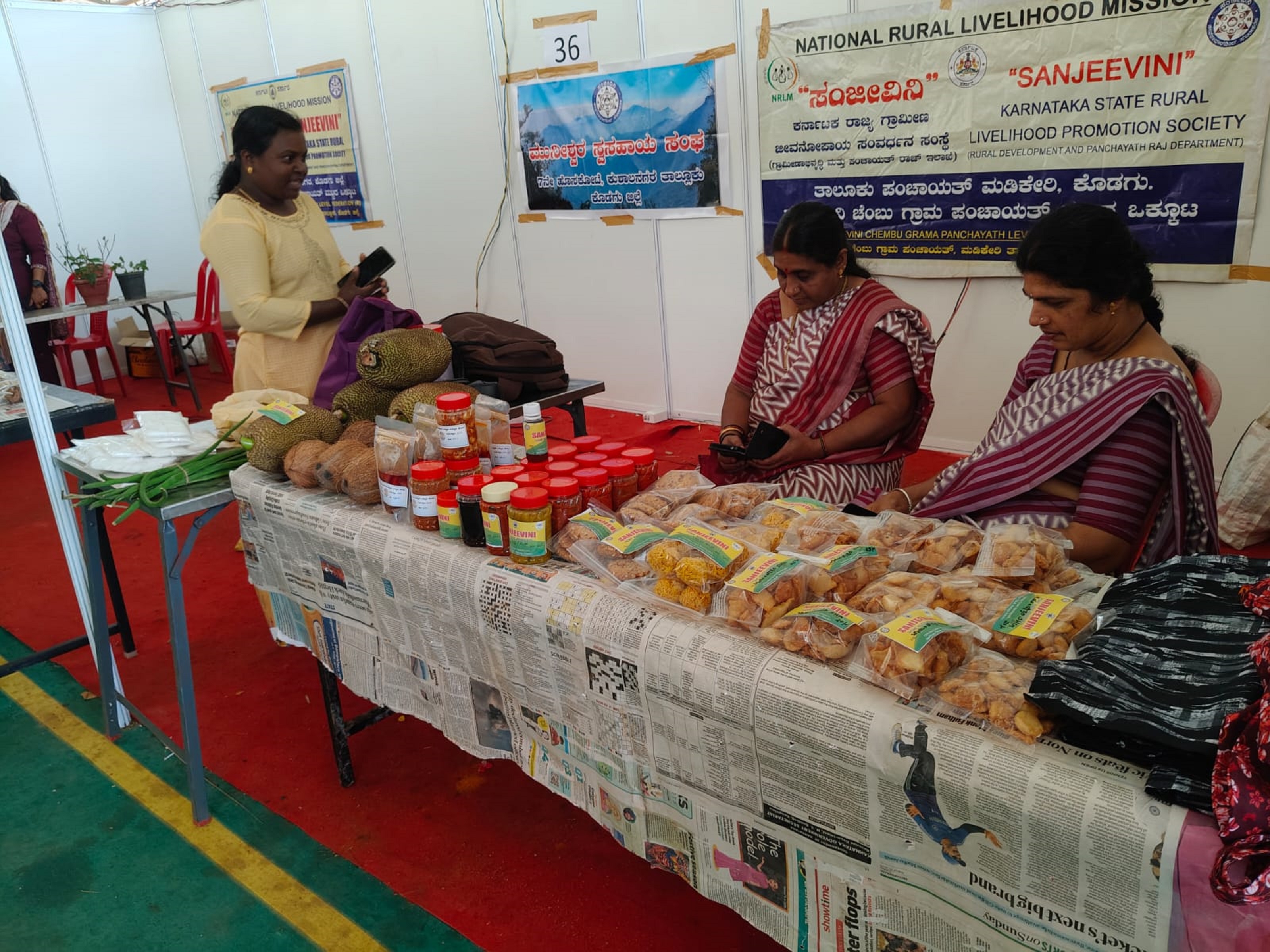 ಮಡಿಕೇರಿಯ ಗಾಂಧಿ ಮೈದಾನದಲ್ಲಿ ಮಂಗಳವಾರ ನಡೆದ ಜಿಲ್ಲಾಮಟ್ಟದ ವಸ್ತು ಪ್ರದರ್ಶನ ಮತ್ತು ಮಾರಾಟ ಮೇಳದಲ್ಲಿ ಮಹಿಳೆಯರು ಉತ್ಪನ್ನಗಳ ಮಾರಾಟದಲ್ಲಿ ತೊಡಗಿದ್ದರು.