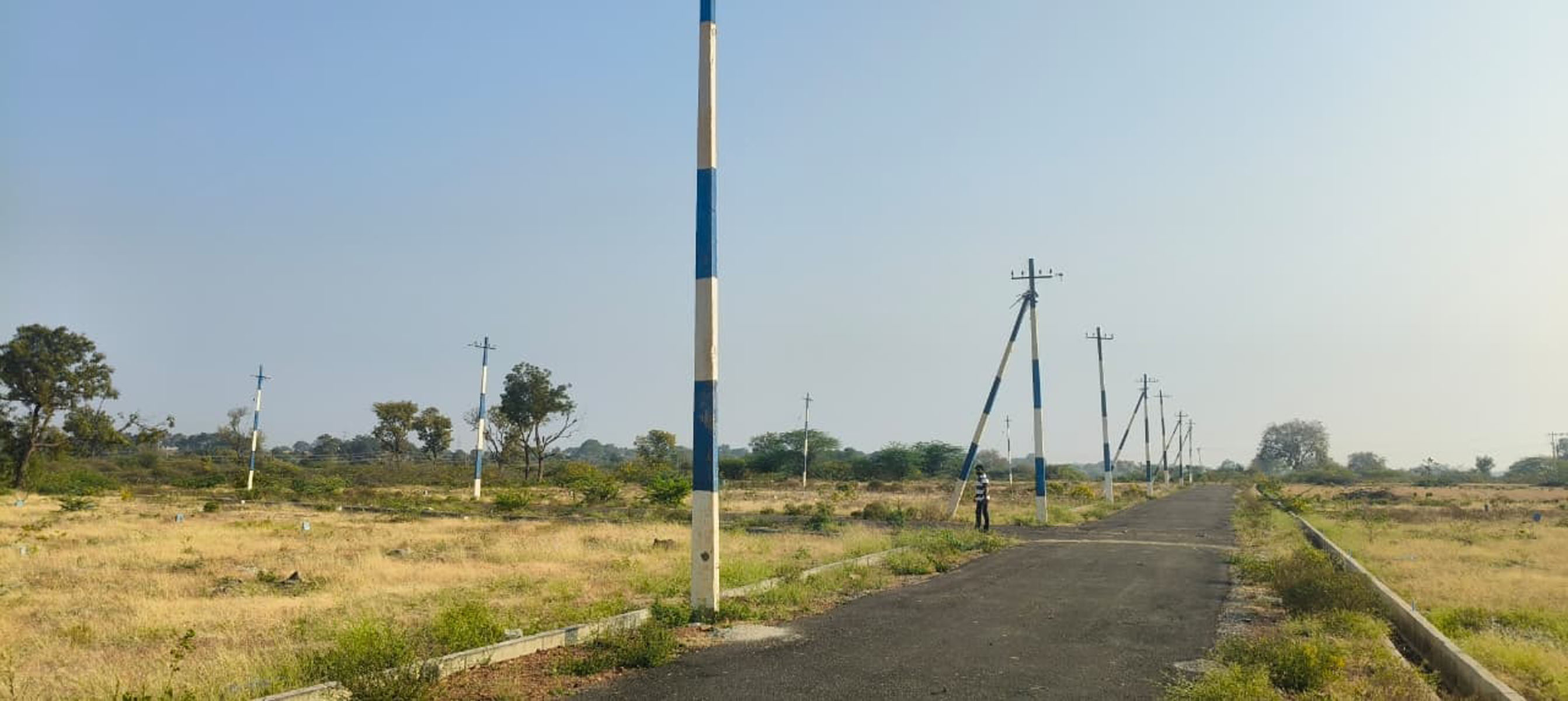 ಇಟ್ಟಿಗಿ ಗ್ರಾಮದ ಹೊರ ವಲಯದಲ್ಲಿರುವ ವಸತಿ ಬಡಾವಣೆಯ ಕಂಬಗಳಿಗೆ ಅಳವಡಿಸಿದ್ದ ಅಲ್ಯುಮಿನಿಯಂ ವಿದ್ಯುತ್ ತಂತಿಯನ್ನು ಕಳ್ಳರು ಬಿಚ್ಚಿಕೊಂಡು ಹೋಗಿರುವುದು