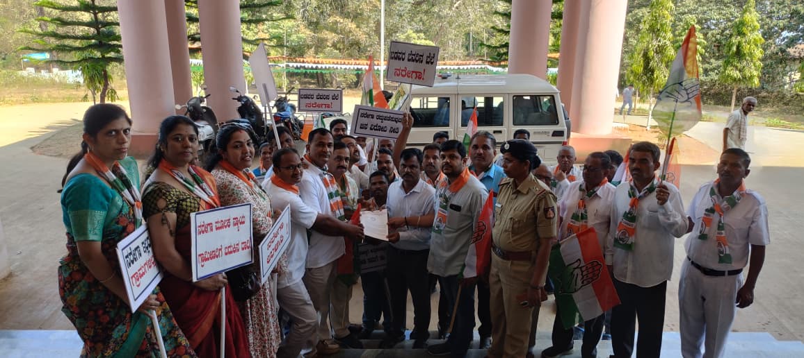 ಕೇಂದ್ರ ಸರ್ಕಾರ ಮಹಾತ್ಮ ಗಾಂಧಿ ರಾಷ್ಟ್ರೀಯ ಉದ್ಯೋಗ ಖಾತ್ರಿ ಯೋಜನೆಯ ಹೆಸರನ್ನು ಬದಲಾವಣೆ ಮಾಡುವುದನ್ನು ವಿರೋಧಿಸಿ ಮಂಗಳವಾರ ಜೊಯಿಡಾ ಬ್ಲಾಕ್ ಕಾಂಗ್ರೆಸ್ ವತಿಯಿಂದ ಪ್ರತಿಭಟನೆ ನಡೆಸಿ ತಹಶೀಲ್ದಾರ್ ಮಂಜುನಾಥ ಮೊನ್ನೊಳ್ಳಿ ಮೂಲಕ ರಾಜ್ಯಪಾಲರಿಗೆ ಮನವಿ ಸಲ್ಲಿಸಲಾಯಿತು.