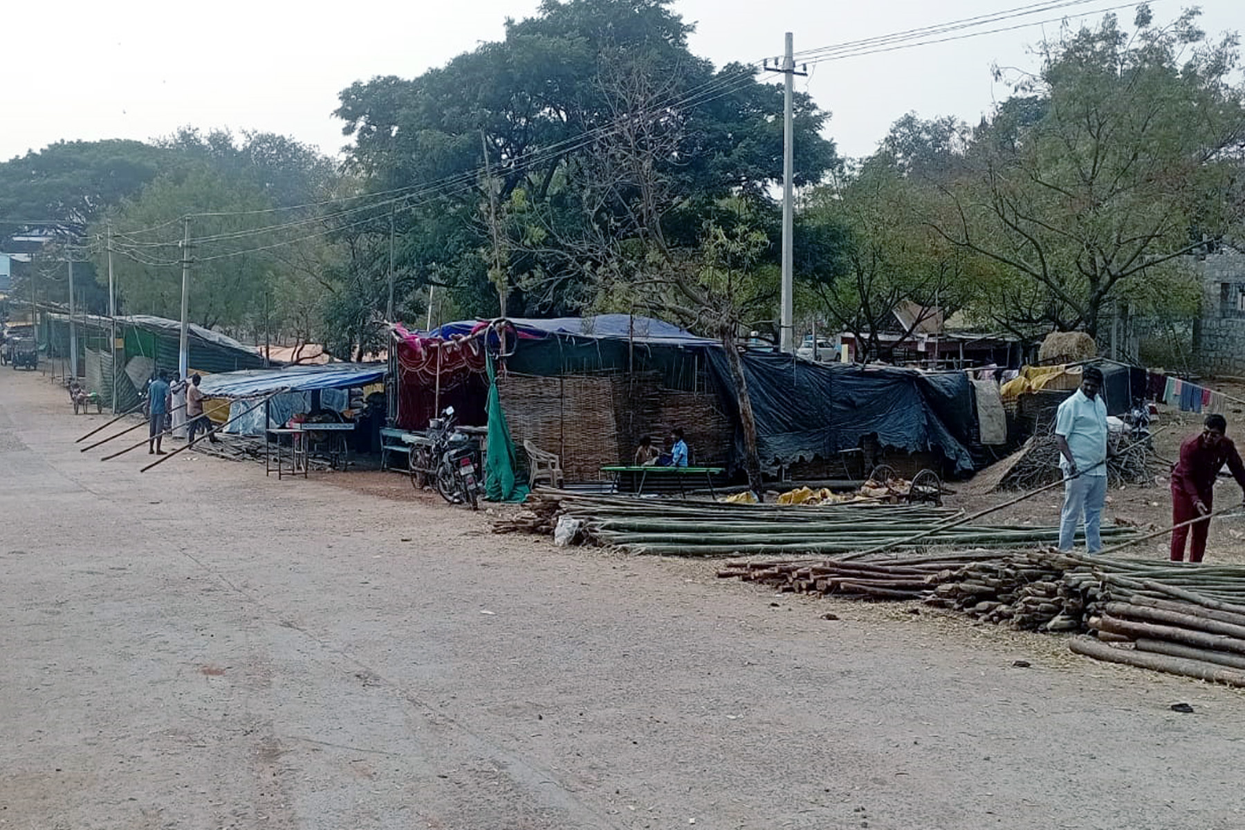 ತಿಂಥಣಿ. ಜಾತ್ರೆಯಲ್ಲಿ ಅಂಗಡಿ ವ್ಯಾಪಾರಸ್ಥರು ಅಂಗಡಿಗಳನ್ನು ತಯಾರಿ ನಡೆಸುತ್ತಿರುವುದು