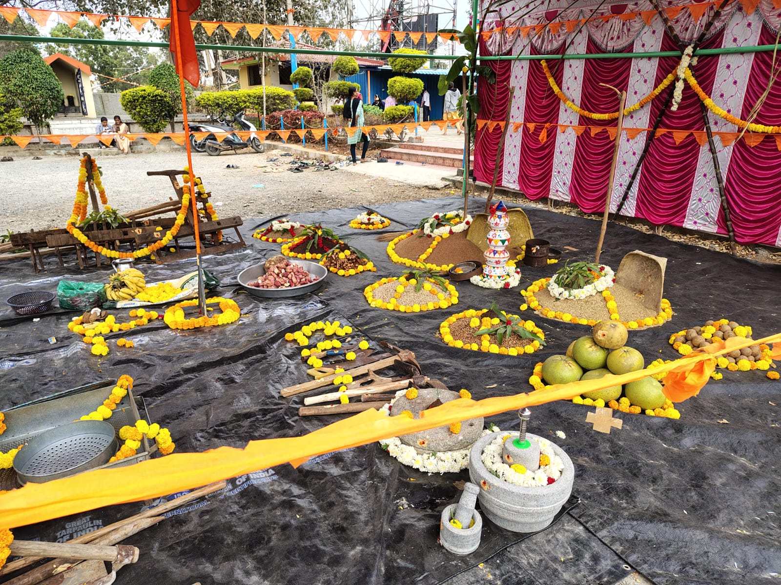 ಆನೇಕಲ್ ತಾಲ್ಲೂಕಿನ ಕೊಮ್ಮಸಂದ್ರ ಬಯಲು ಬಸವೇಶ್ವರ ದೇವಾಲಯದಲ್ಲಿ ಕರ್ನಾಟಕ ಪ್ರದೇಶ ಭಾರತೀಯ ಕಿಸಾನ್ ಸಂಘದ ವತಿಯಿಂದ ಸುಗ್ಗಿ ಹಬ್ಬದಲ್ಲಿ ಕೃಷಿ ಸಲಕರಣೆಗಳನ್ನು ಪೂಜಿಸಲಾಯಿತು