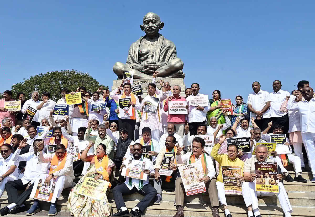ರಾಜ್ಯಪಾಲರಿಗೆ ಅಪಮಾನ; ತಿಮ್ಮಾಪುರ ರಾಜೀನಾಮೆ ಕೊಡಲಿ: ಬಿಜೆಪಿ ಪ್ರತಿಭಟನೆ