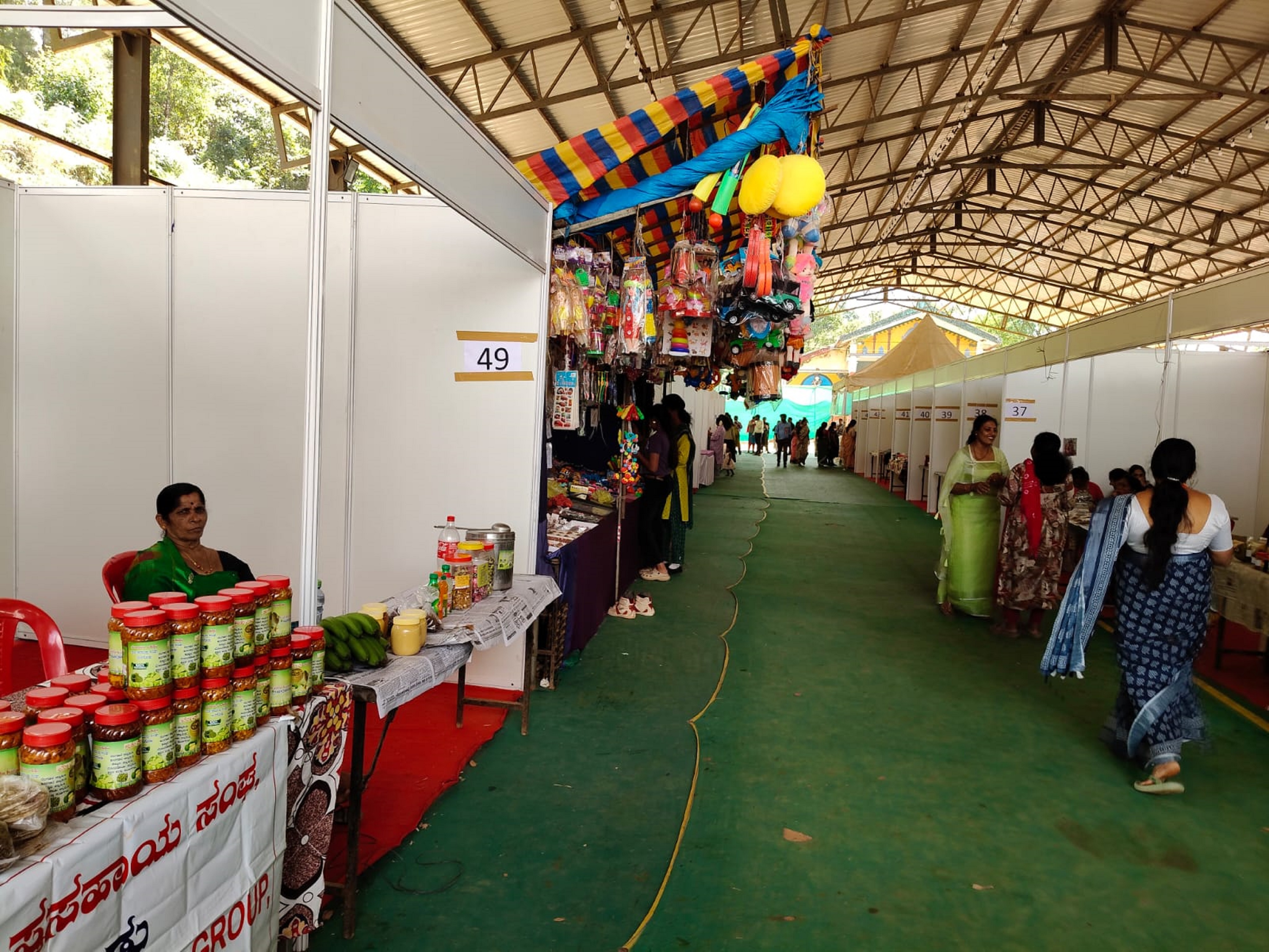 ಮಡಿಕೇರಿಯ ಗಾಂಧಿ ಮೈದಾನದಲ್ಲಿ ಮಂಗಳವಾರ ಜಿಲ್ಲಾಮಟ್ಟದ ವಸ್ತು ಪ್ರದರ್ಶನ ಮತ್ತು ಮಾರಾಟ ಮೇಳ ನಡೆಯಿತು