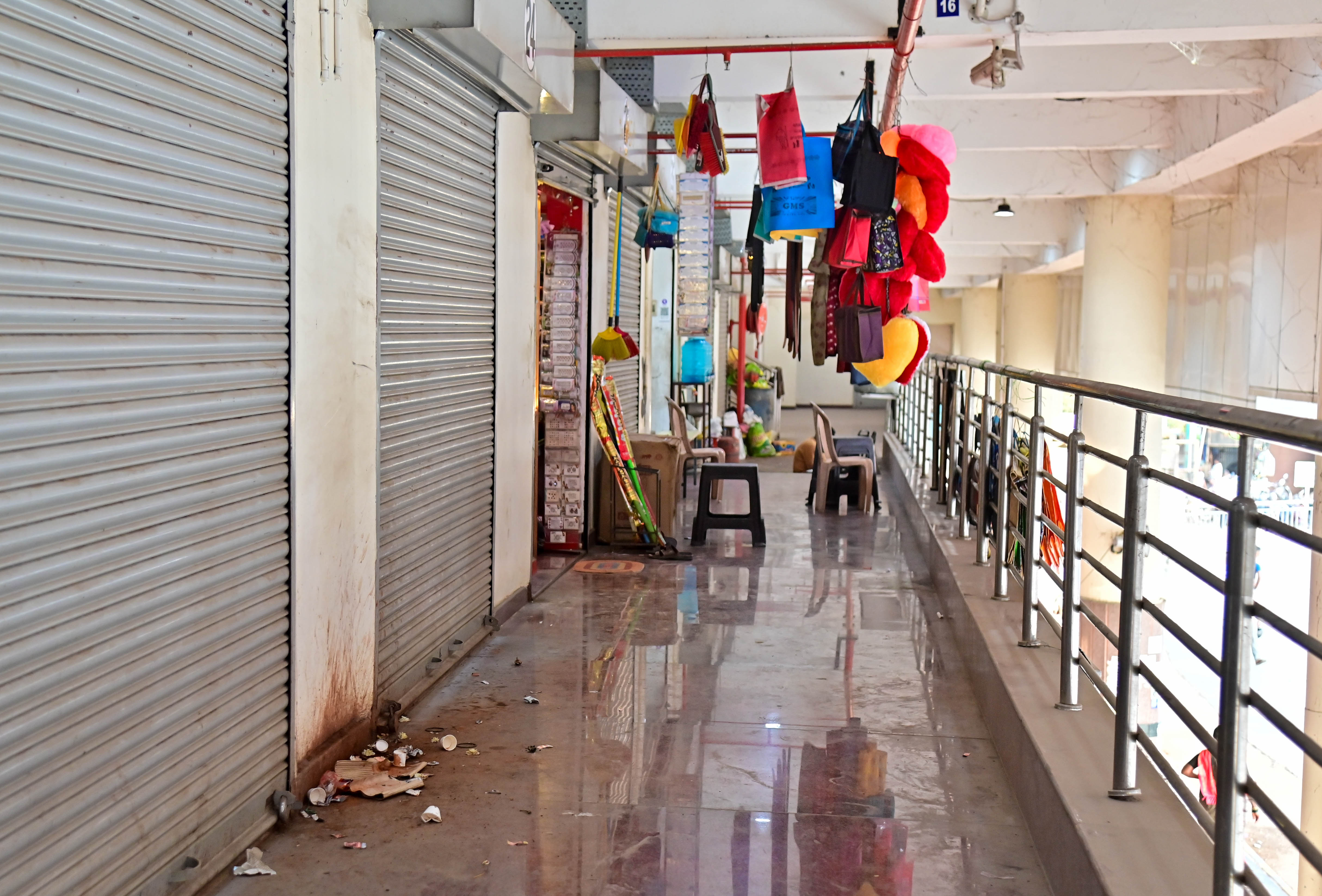 ಬಸ್ ನಿಲ್ದಾಣದ ಮೊದಲ ಮಹಡಿಯಲ್ಲಿನ ಅಂಗಡಿಗಳ ಮುಂಭಾಗ ತ್ಯಾಜ್ಯ ಬಿದ್ದಿರುವುದು