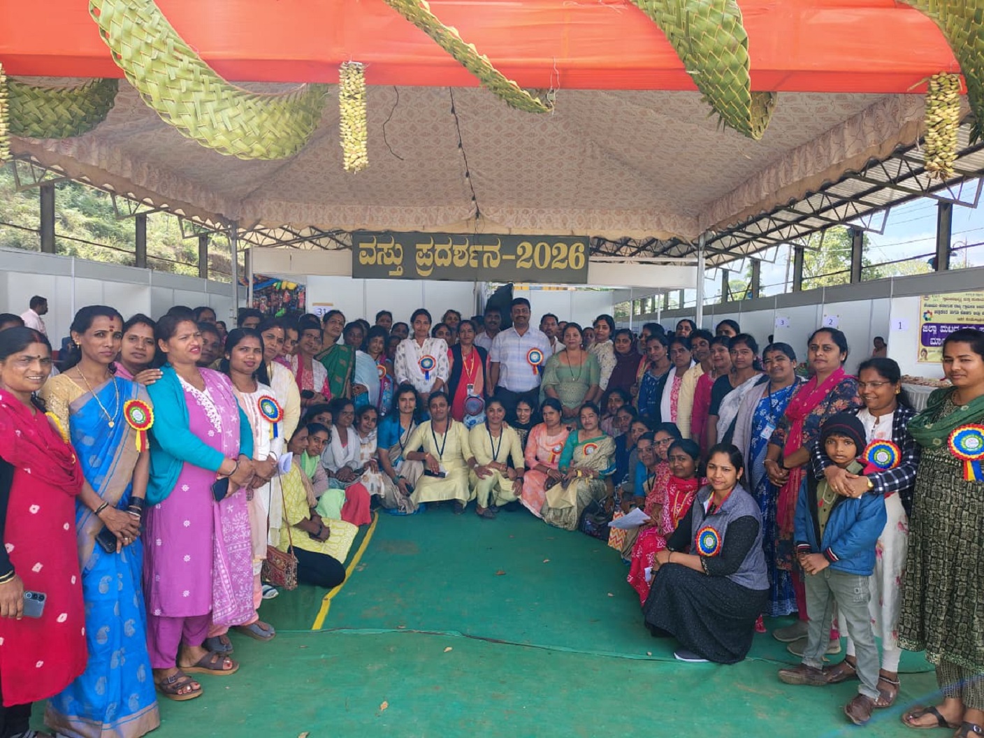 ಮಡಿಕೇರಿಯ ಗಾಂಧಿ ಮೈದಾನದಲ್ಲಿ ಮಂಗಳವಾರ ಜಿಲ್ಲಾಮಟ್ಟದ ವಸ್ತು ಪ್ರದರ್ಶನ ಮತ್ತು ಮಾರಾಟ ಮೇಳದಲ್ಲಿ ಭಾಗವಹಿಸಿದ್ದ ಮಹಿಳೆಯರು 