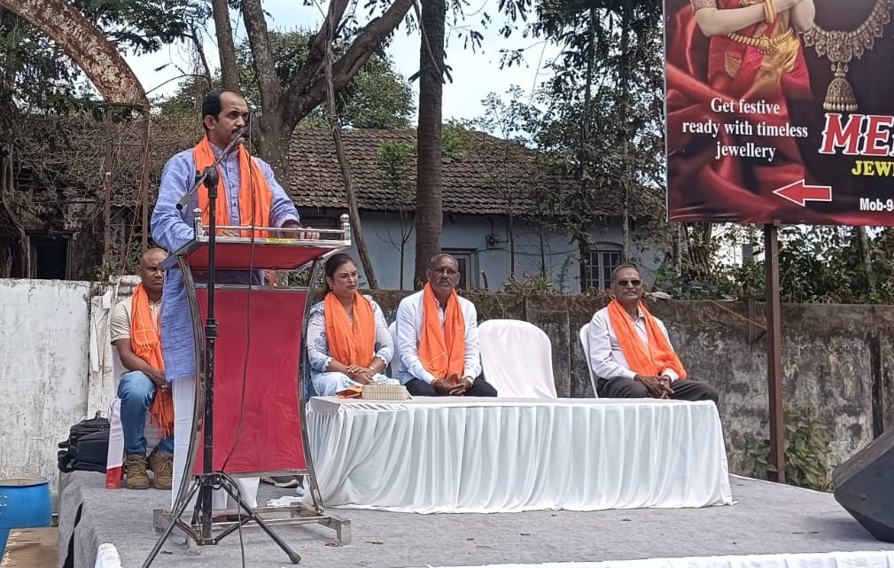 ಸಿದ್ದಾಪುರದ ‌ಬಸ್ ನಿಲ್ದಾಣದಲ್ಲಿ ನಡೆದ ಲವ್ ಜಿಹಾದ್ ವಿರುದ್ಧದ ಜನಜಾಗೃತಿ‌ ಸಮಾವೇಶದಲ್ಲಿ ಪುತ್ತೂರಿನ ಮಾತೃ ಸುರಕ್ಷಾ ಸಮಿತಿಯ ಪ್ರಮುಖ ಗಣರಾಜ್ ಭಟ್ ಮಾತನಾಡಿದರು