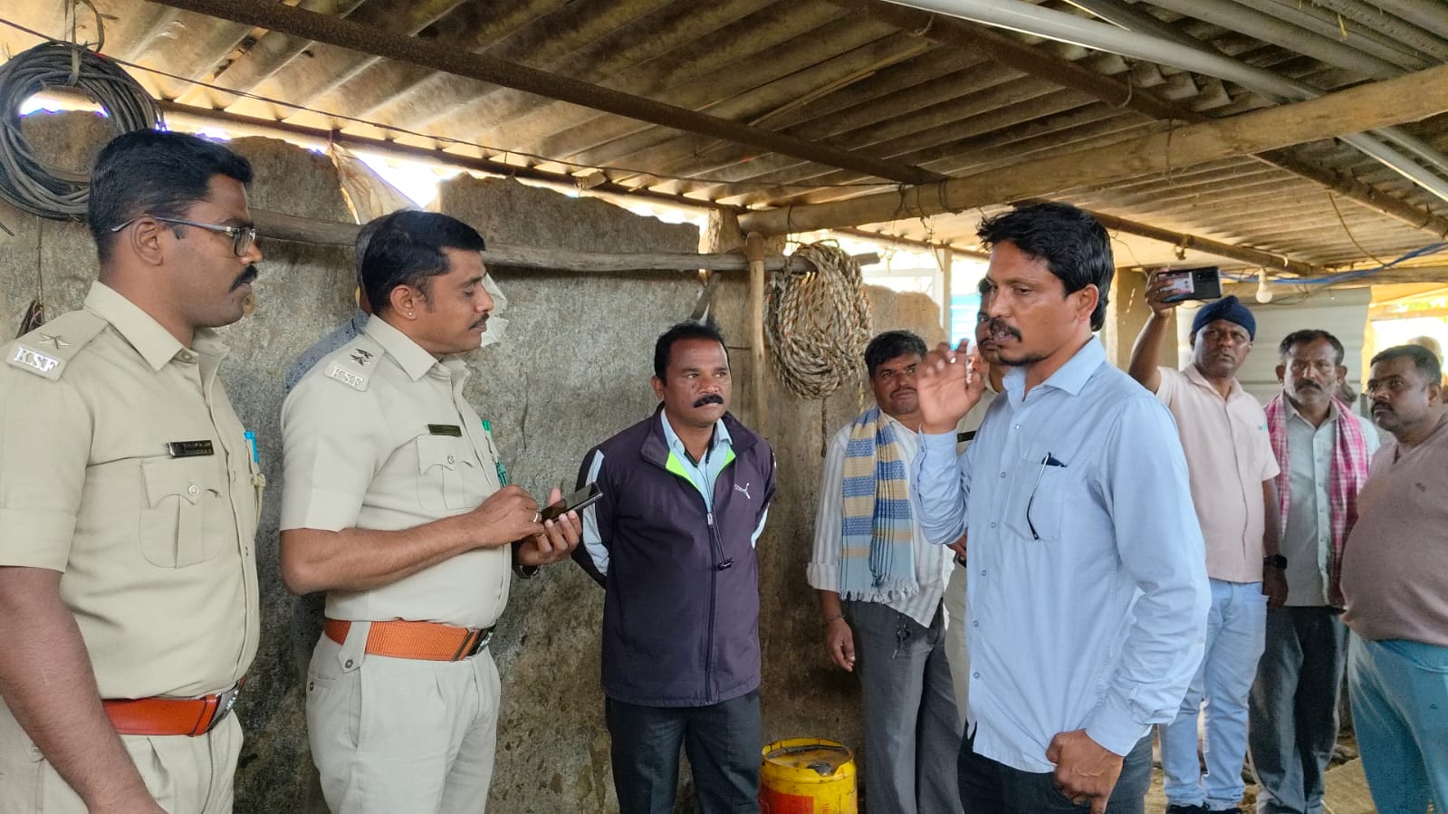 ಅತ್ತಿಬೆಲೆ ಗ್ರಾಮದಲ್ಲಿ ಅನುಮಾನಾಸ್ಪದ ರೀತಿಯಲ್ಲಿ ಕುರಿಗಳ ಮೇಲೆ ದಾಳಿ ಆಗುತ್ತಿರುವುದನ್ನು ಅರಣ್ಯ ಅಧಿಕಾರಿಗಳು ಪರಿಶೀಲಿಸುತ್ತಿರುವುದು