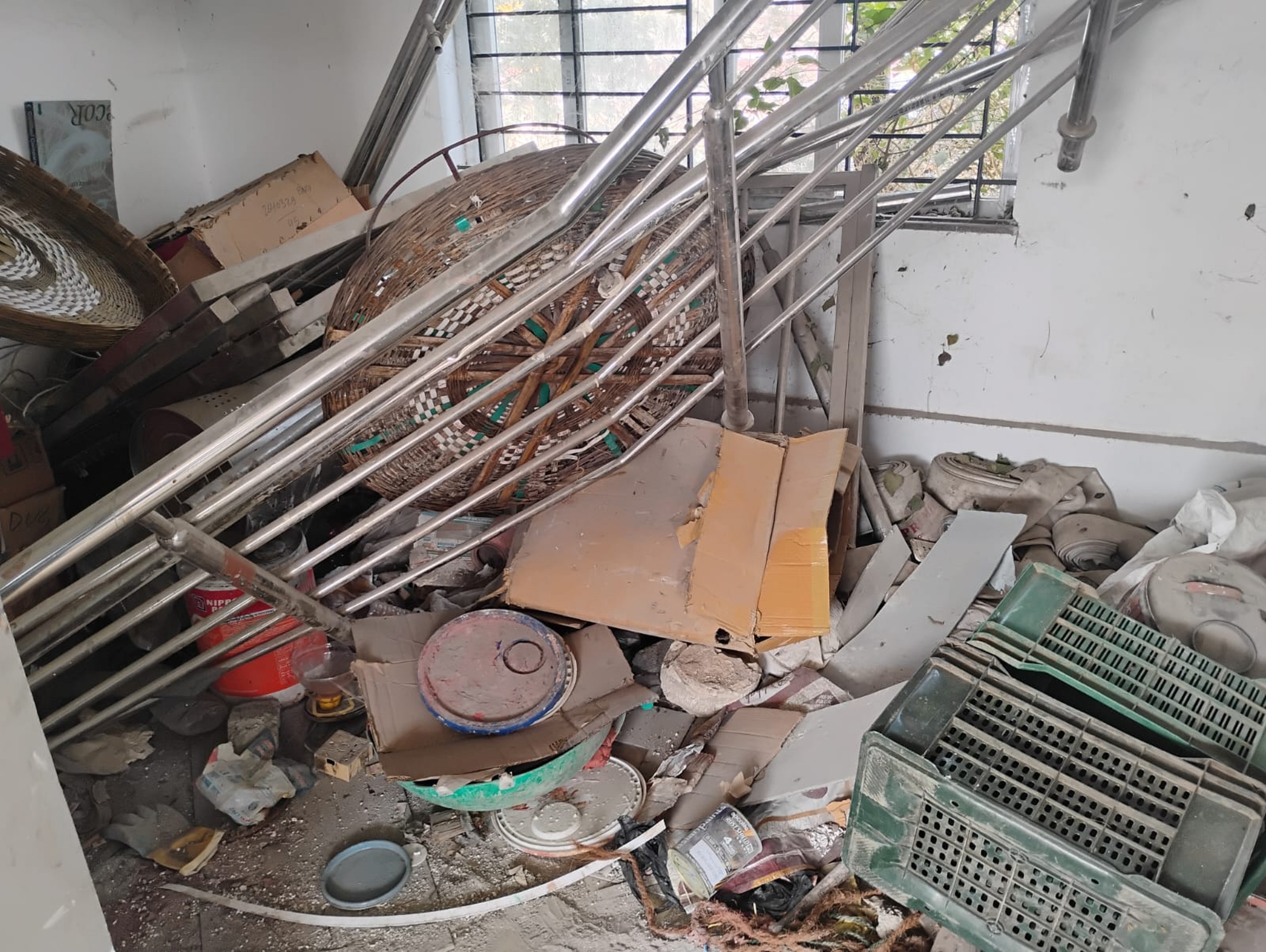 ಮಕ್ಕಳ ಆರೈಕೆ ಕೊಠಡಿಯಲ್ಲಿ ನಿರುಪಯುಕ್ತ ವಸ್ತುಗಳನ್ನು ತುಂಬಿರುವುದು