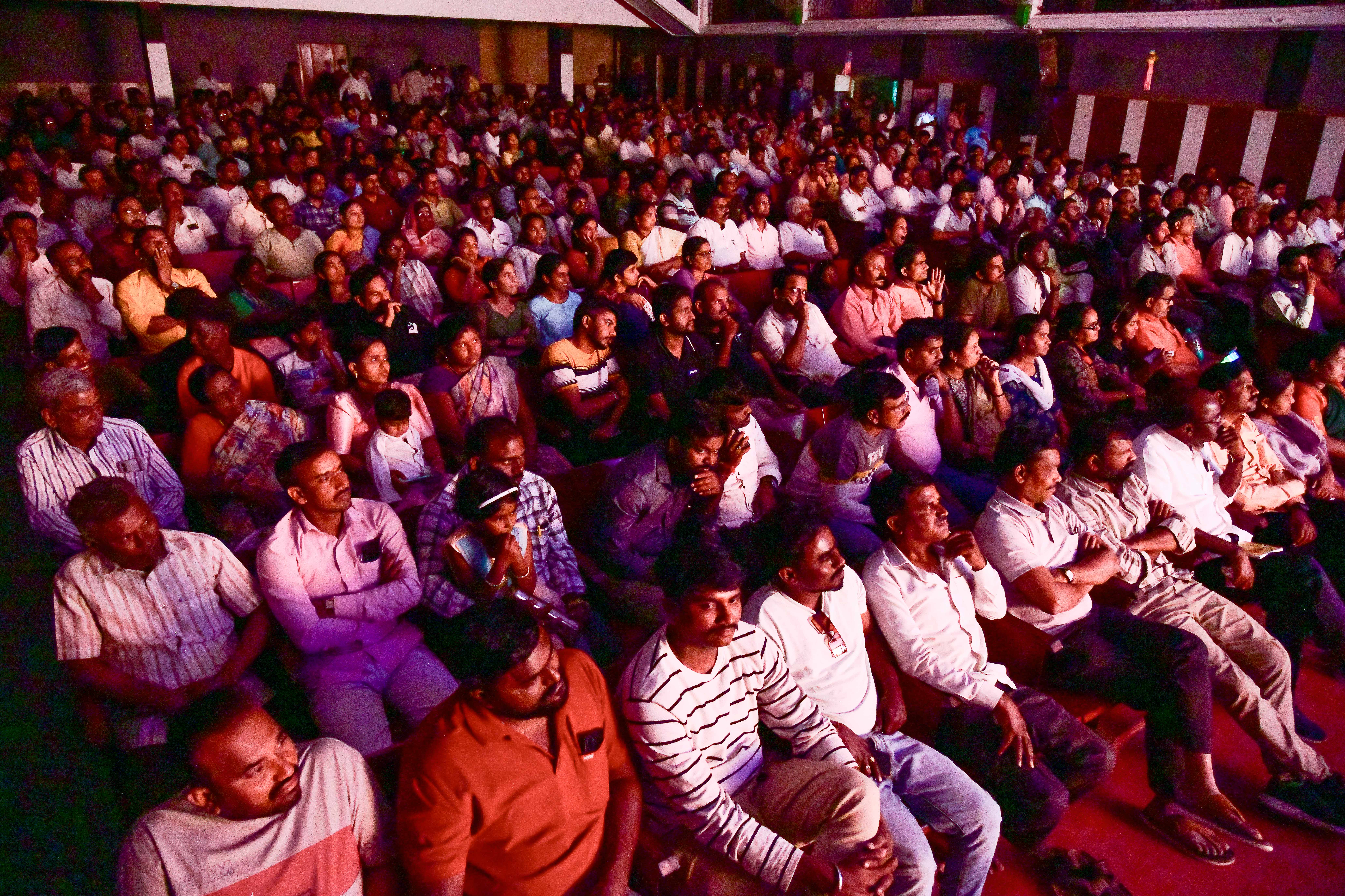 ಸಾಹಿತ್ಯ ಭವನದಲ್ಲಿ ನಾಟಕ ನೋಡಲು ಸೇರಿದ್ದ ಪ್ರೇಕ್ಷಕರು