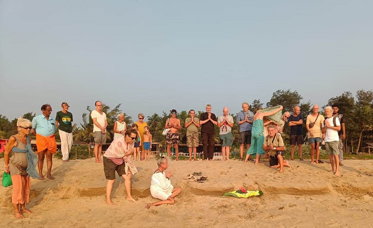 ಗೋಕರ್ಣ: ವಿದೇಶಿ ಮಹಿಳೆಯ ಚಿತಾಭಸ್ಮ ವಿಸರ್ಜನೆ