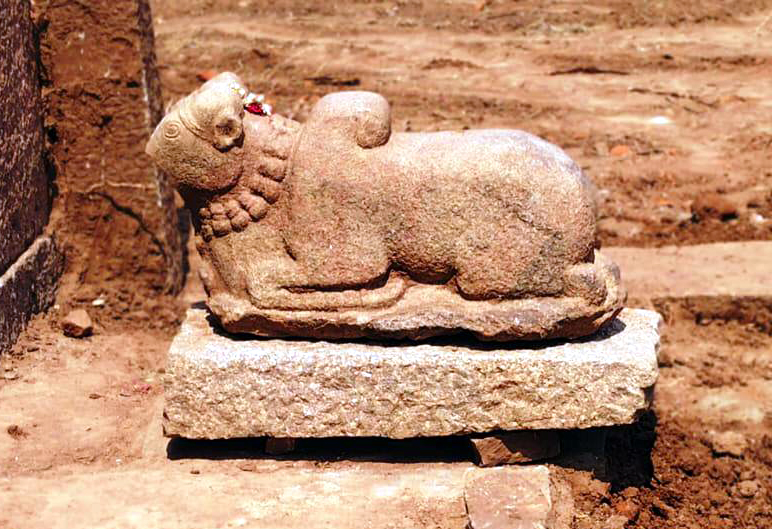 ದೇವಸ್ಥಾನ ಮುಂಭಾಗ ಇರುವ ಬಸವ