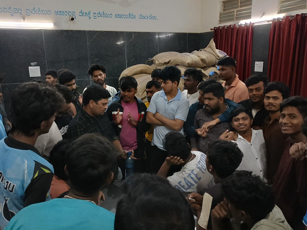 ಹುಳು ಬಿದ್ದ ಸಾಂಬಾರ್; ವಿದ್ಯಾರ್ಥಿಗಳ ದೂರು