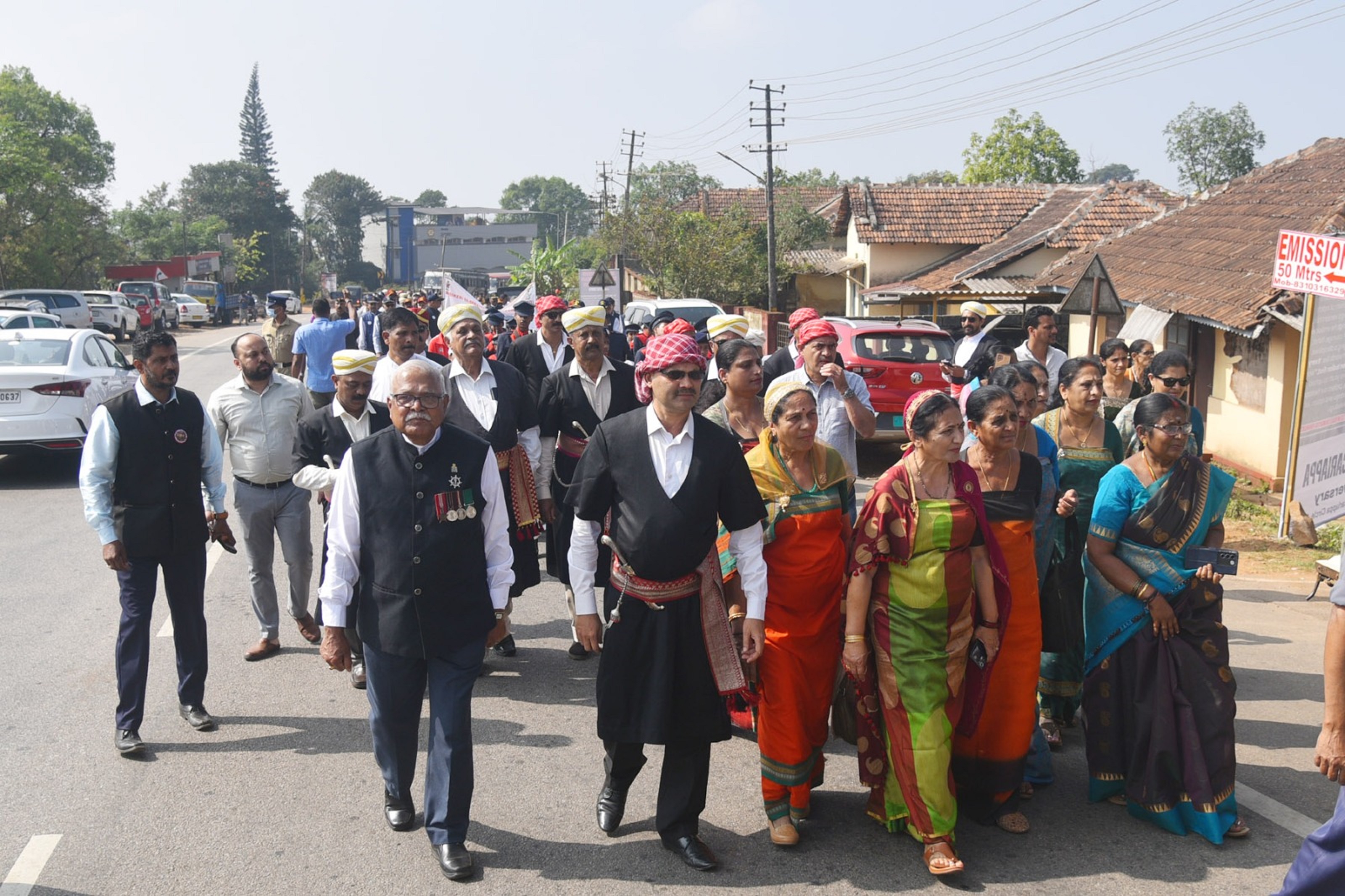  ಫೀಲ್ಡ್ ಮಾರ್ಷಲ್ ಕೆ.ಎಂ.ಕಾರ್ಯಪ್ಪ ಅವರ ಪ್ರತಿಮೆ ಇರುವ ಸ್ಥಳಕ್ಕೆ ನೂರಾರು ಮಂದಿ ಪಥಸಂಚಲನದಲ್ಲಿ ಜನರಲ್ ತಿಮ್ಮಯ್ಯ ವೃತ್ತದಿಂದ ತೆರಳಿದರು