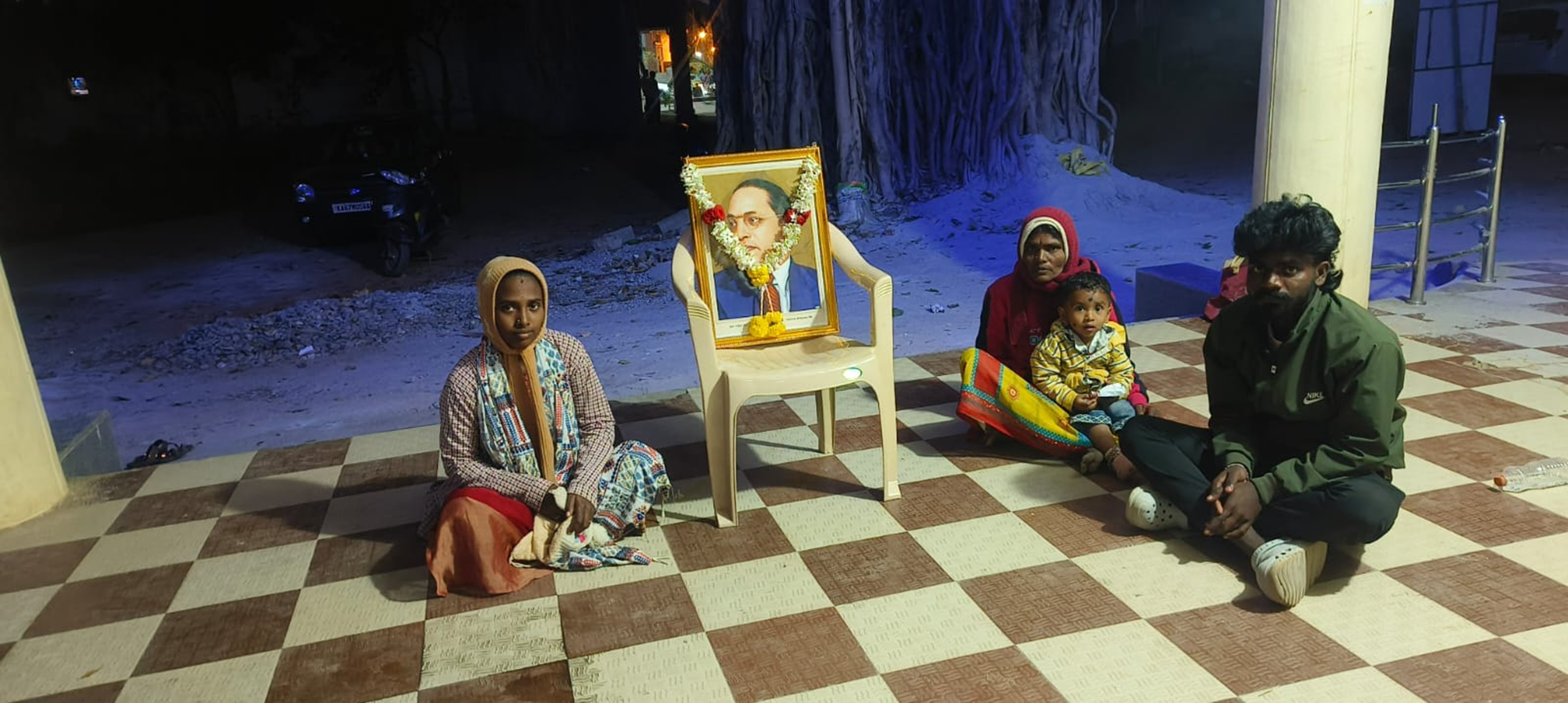 ಚಿಂತಾಮಣಿ ತಾಲ್ಲೂಕು ಪಂಚಾಯಿತಿ ಮುಂಭಾಗದಲ್ಲಿ ಅಧಿಕಾರಿಗಳ ಧೋರಣೆ ಖಂಡಿಸಿ ಪ್ರತಿಭಟನೆ 