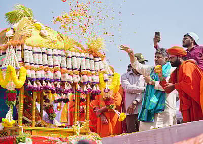 ಕನಕಪುರದಲ್ಲಿ ಆಯೋಜಿಸಿರುವ  ಕನಕೋತ್ಸವಕ್ಕೆ ಡಿಸಿಎಂ ಡಿ. ಕೆ. ಶಿವಕುಮಾರ್  ಹಾಗೂ ಸಹೋದರ ಡಿ. ಕೆ. ಸುರೇಶ್ ಅವರು ಬುಧವಾರ ಚಾಲನೆ ನೀಡಿದರು.