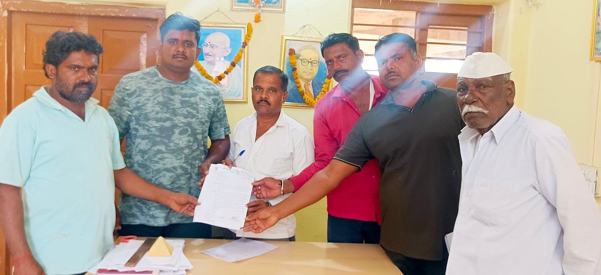 ನರೇಗಲ್:‌ ವಿದ್ಯುತ್‌ ಕಂಬ ಸ್ಥಳಾಂತರಕ್ಕೆ ಆಗ್ರಹ