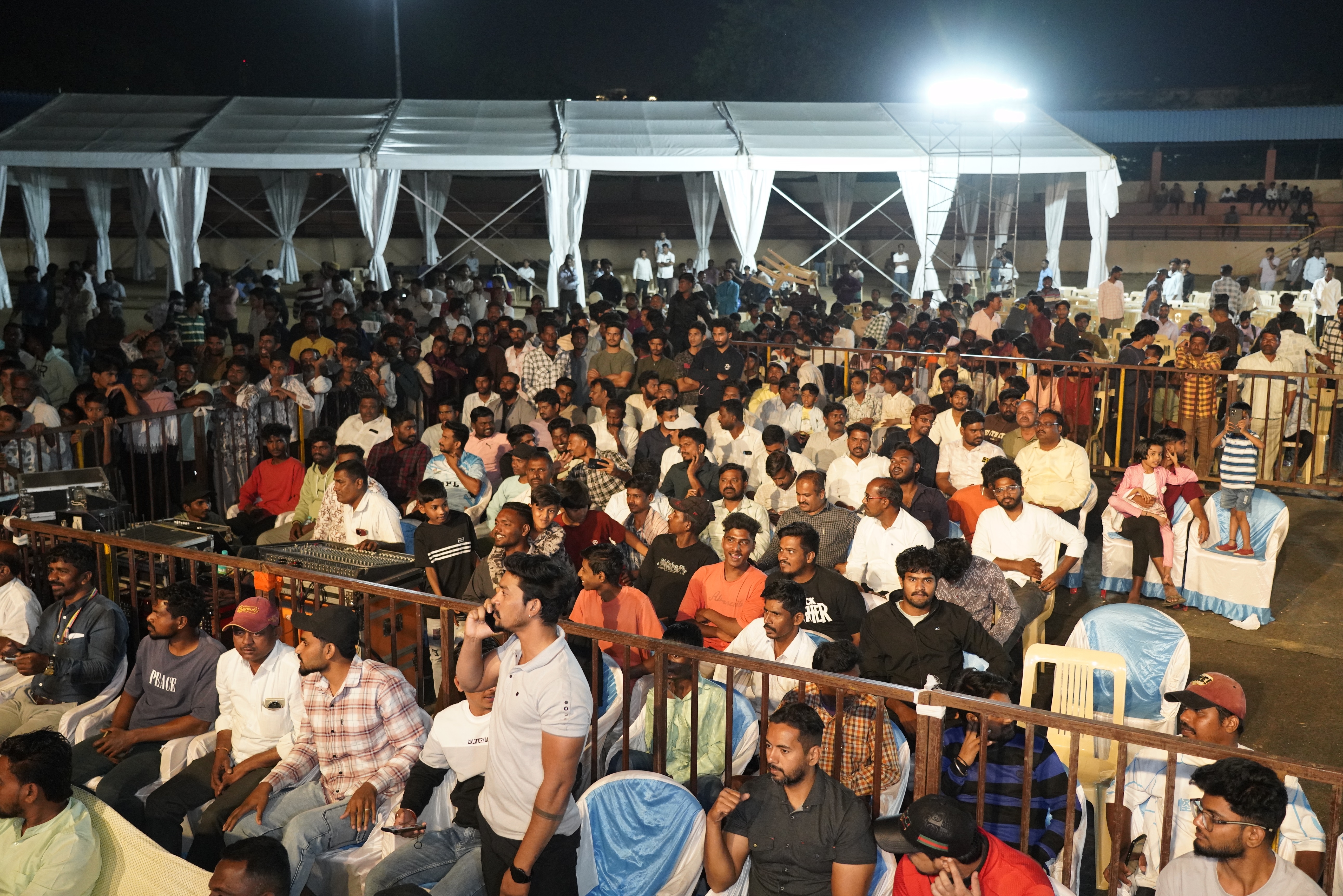 ರಾಜ್ಯಮಟ್ಟದ ದೇಹದಾರ್ಢ್ಯ ಸ್ಪರ್ಧೆಯ ವೀಕ್ಷಣೆಗೆ ಭಾರಿ ಸಂಖ್ಯೆಯಲ್ಲಿ ಸೇರಿದ್ದ ಯುವ ಜನರು