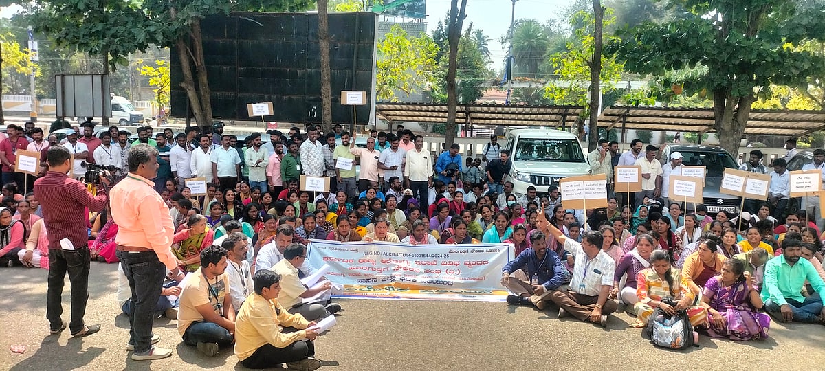 ಗುತ್ತಿಗೆ ಪದ್ಧತಿ ರದ್ದುಗೊಳಿಸಿ, ಸೌಕರ್ಯ ನೀಡಿ: ಹೊರಗುತ್ತಿಗೆ ನೌಕರರ ಧರಣಿ