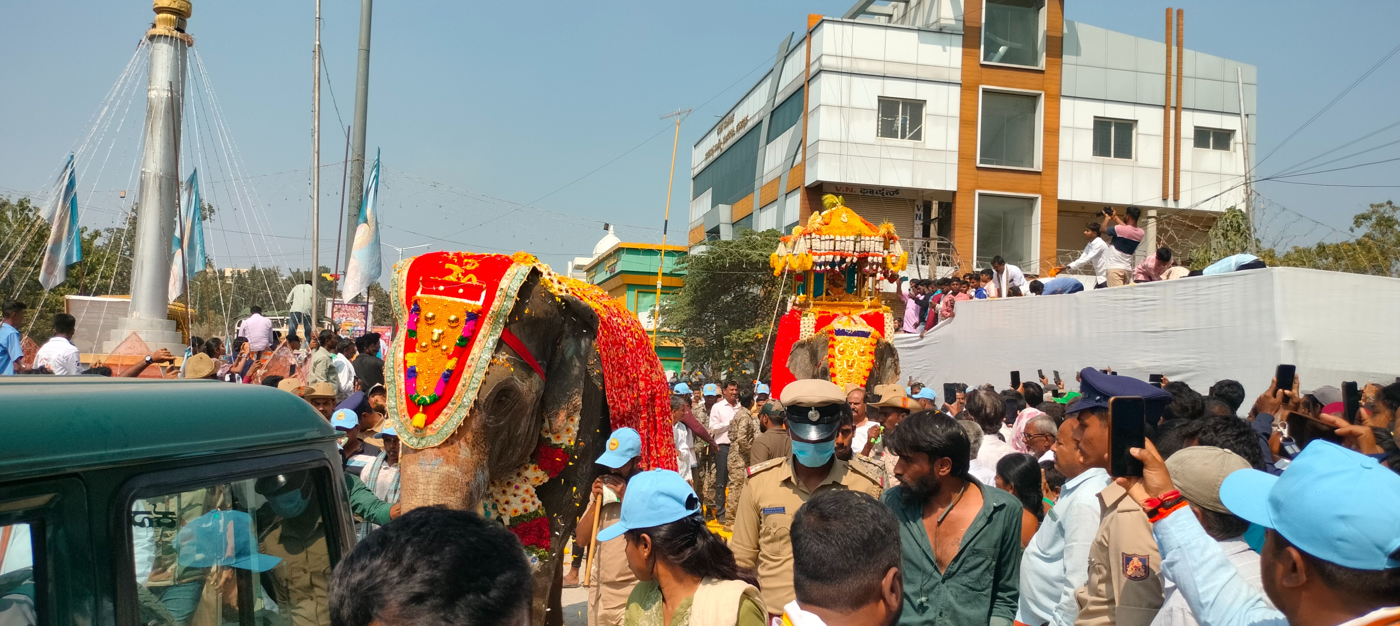 ಶಕ್ತಿ ದೇವತೆಗಳಾದ ಕಬ್ಬಾಳಮ್ಮ ಮತ್ತು ಕೆಂಕೆರಮ್ಮ ದೇವರ ವಿಗ್ರಹವನ್ನು ಇಟ್ಟಿದ್ದ ಅಂಬಾರಿಯನ್ನು ಹೊತ್ತ ಆನೆ ಮತ್ತು ಅದರಲ್ಲಿ ಜೊತೆಯಲ್ಲಿ ಸಾಗಿದ ಮತ್ತೊಂದು ಆನೆ
