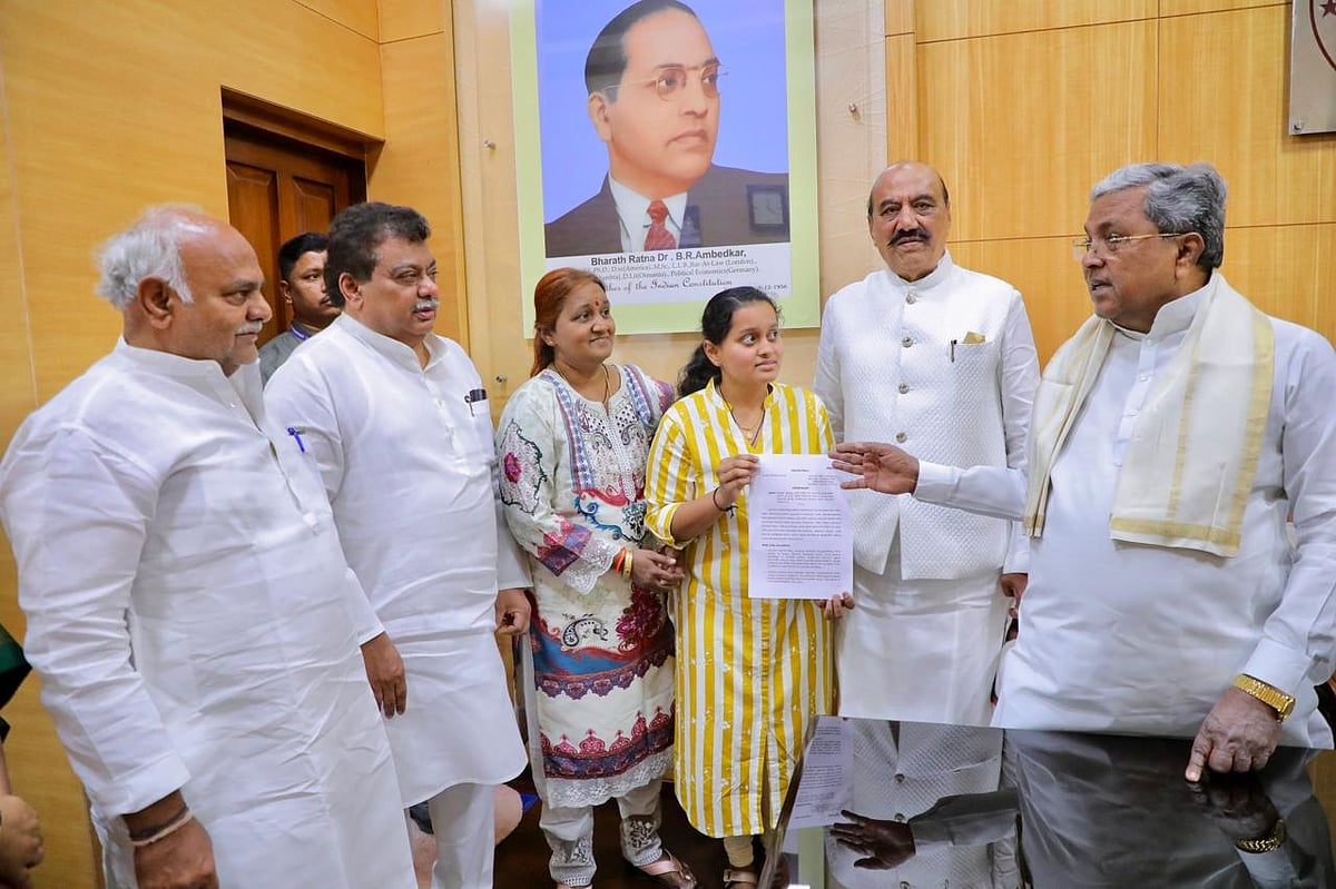 ಮಹಾಂತೇಶ್ ಬೀಳಗಿ ಪುತ್ರಿಗೆ ಸರ್ಕಾರಿ ಉದ್ಯೋಗ: ಆದೇಶ ಪ್ರತಿ ಹಸ್ತಾಂತರಿಸಿದ ಸಿಎಂ