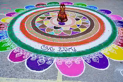 ಕನಕೋತ್ಸವದ ಮೆರುಗು ಹೆಚ್ಚಿಸಿದ - ರಂಗು ರಂಗಿನ ರಂಗೋಲಿ 