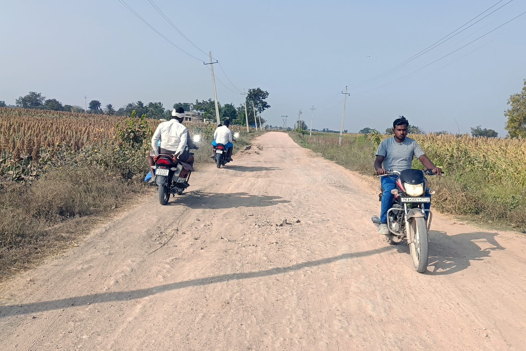 ಕವಿತಾಳ ಸಮೀಪದ ದೋತರಬಂಡಿಯಿಂದ ಮರಕಂದಿನ್ನಿ ಸಂಪರ್ಕಿಸುವ ರಸ್ತೆಯ ದುಸ್ಥಿತಿ