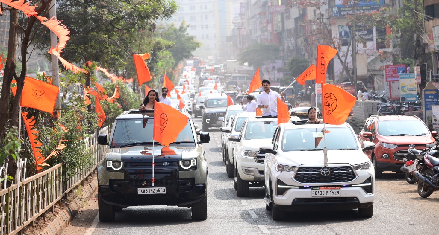 ಷಟಸ್ಥಲ ಧ್ವಜ ಬೀಸುತ್ತ ಬೀದರ್‌ನಲ್ಲಿ ಬುಧವಾರ ಕಾರುಗಳ ರ್‍ಯಾಲಿ ನಡೆಸಲಾಯಿತು