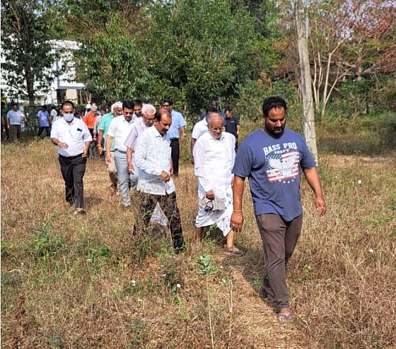 ಪ್ರಜಾವಾಣಿ ವರದಿ ಪರಿಣಾಮ: ಲಿಂಗಾಂಬುಧಿ ಕೆರೆಗೆ ಶಾಸಕ, ಅಧಿಕಾರಿಗಳ ದೌಡು