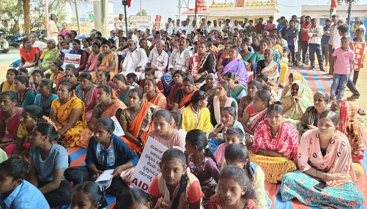 ಶಿರಾ: ‘ನಮ್ಮೂರ ಸರ್ಕಾರಿ ಶಾಲೆ ಉಳಿಸಿ’ ಪ್ರತಿಭಟನೆ