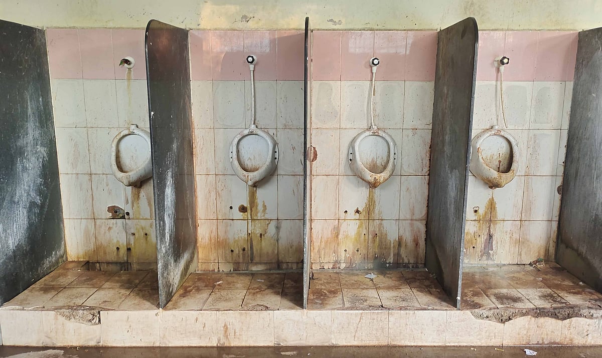 ಸೌಲಭ್ಯ ವಂಚಿತ ಬಸ್ ನಿಲ್ಧಾಣ; ತಪ್ಪದ ತಾಪತ್ರಯ