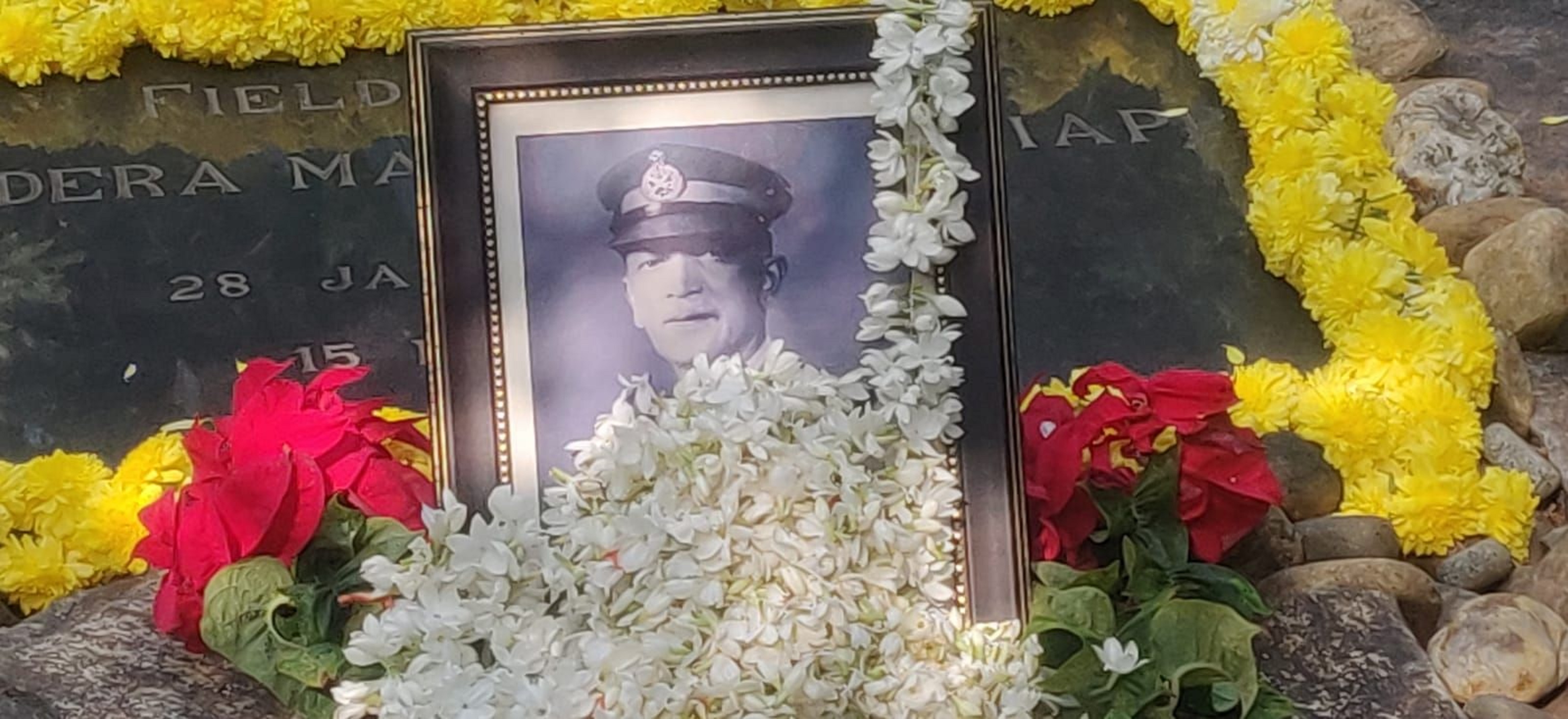 ಮಡಿಕೇರಿಯ ರೋಶನಾರದಲ್ಲಿರುವ ಫೀಲ್ಡ್ ಮಾರ್ಷಲ್ ಕೆ.ಎಂ.ಕಾರ್ಯಪ್ಪ ಅವರ ಸಮಾಧಿ ಸ್ಥಳದಲ್ಲಿ ಅವರ ಭಾವಚಿತ್ರಕ್ಕೆ ಬುಧವಾರ ಪುಷ್ಪನಮನ ಸಲ್ಲಿಸಲಾಯಿತು